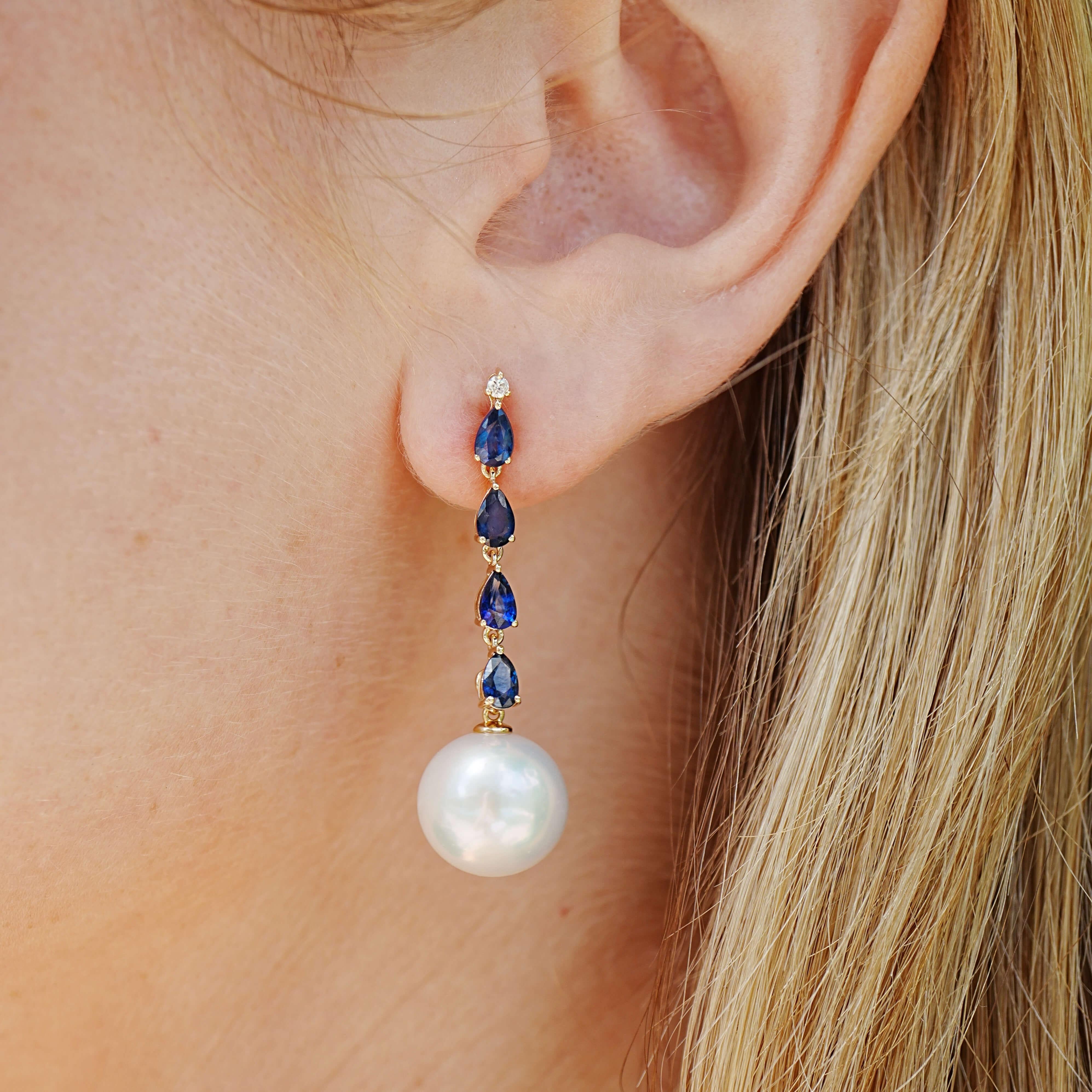 Questi orecchini di Nina Zhou creano una dichiarazione d'effetto grazie a linee pulite e ricchi contrasti. Gli zaffiri blu naturali, ciascuno tagliato con precisione a forma di goccia, scendono come gocce di crepuscolo, culminando nel bagliore