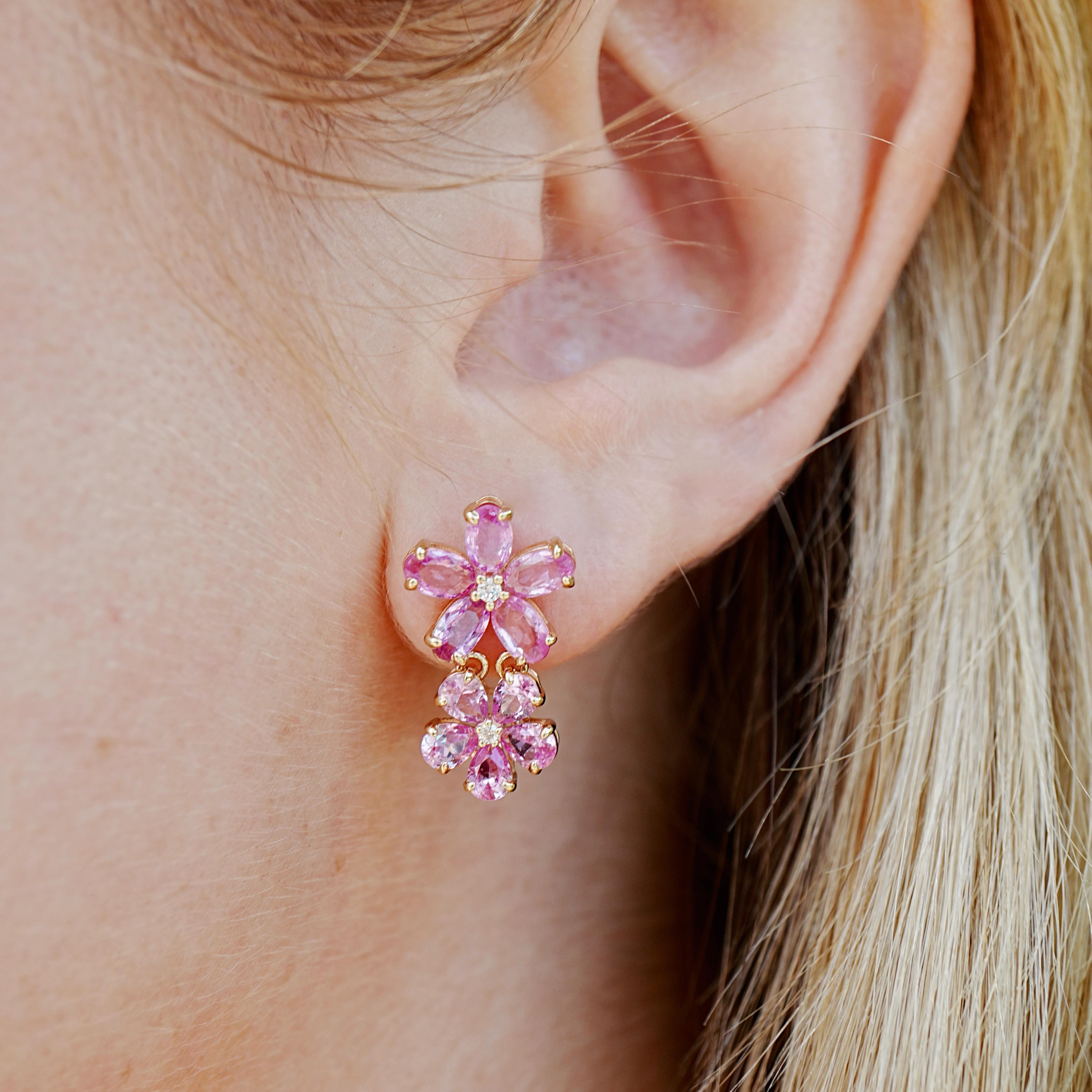Due livelli di zaffiri rosa naturali disposti in modo da creare una dichiarazione di puro splendore. Questa forma a doppio fiore, incastonata con una combinazione di tagli, è progettata per catturare la luce in ogni angolo. I diamanti al centro