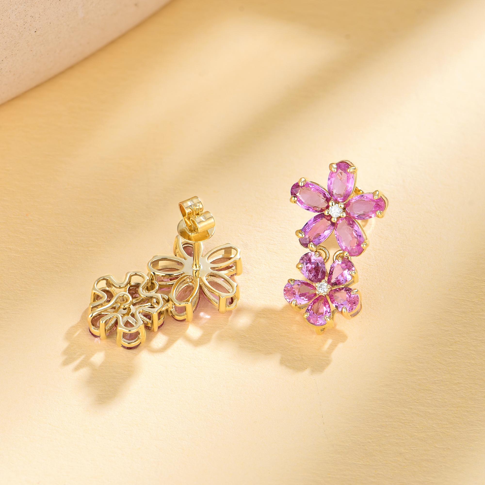Taglio a goccia Nina Zhou Orecchini a goccia a doppio fiore con diamante e zaffiro rosa da 4,92 carati in vendita