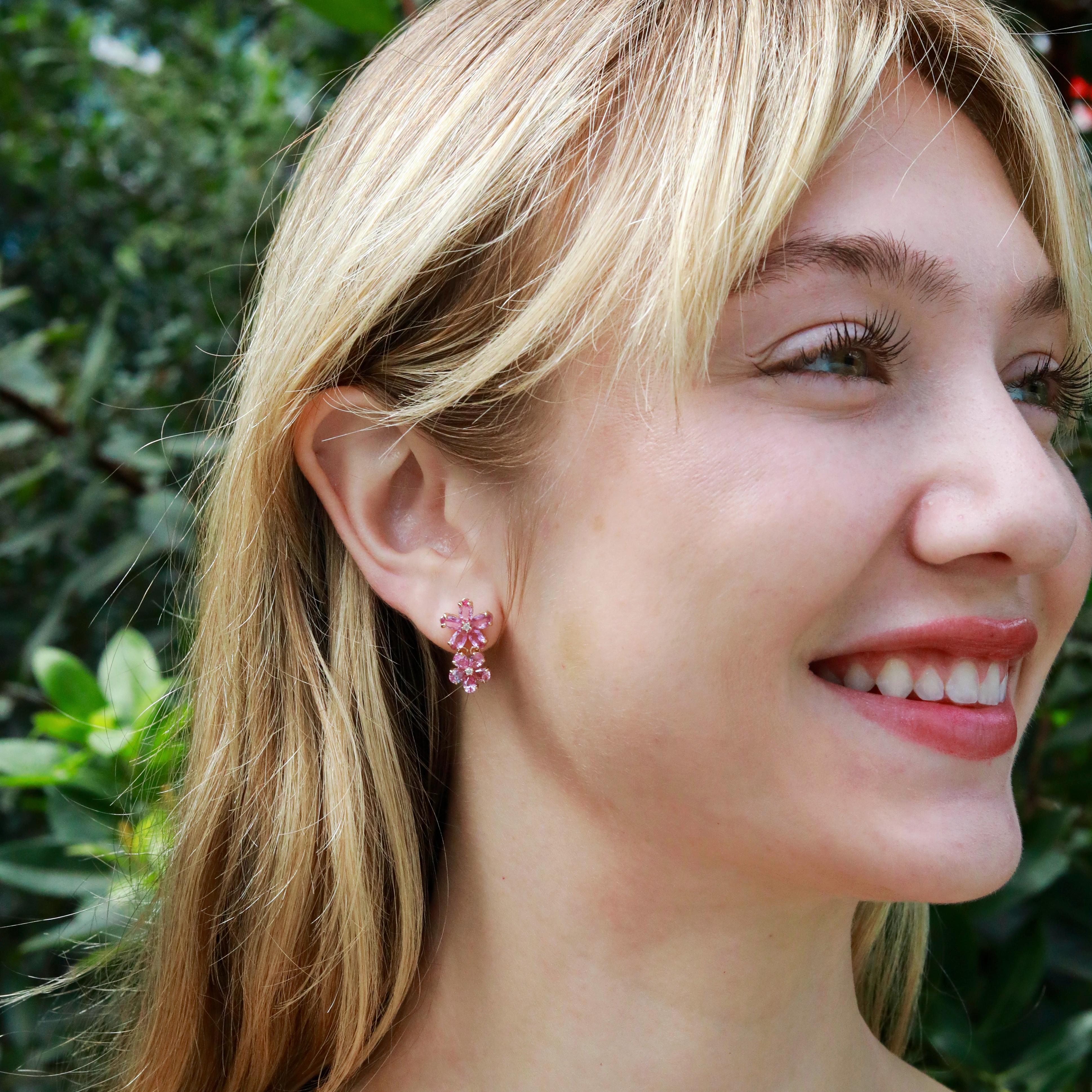 Donna Nina Zhou Orecchini a goccia a doppio fiore con diamante e zaffiro rosa da 4,92 carati in vendita