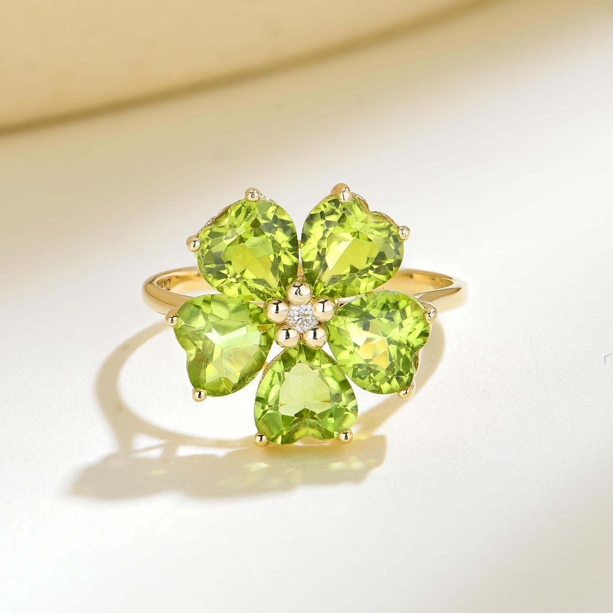 Moderno Nina Zhou Anello da cocktail con peridoto e diamanti a forma di fiore di ciliegio da 5,03 carati in vendita