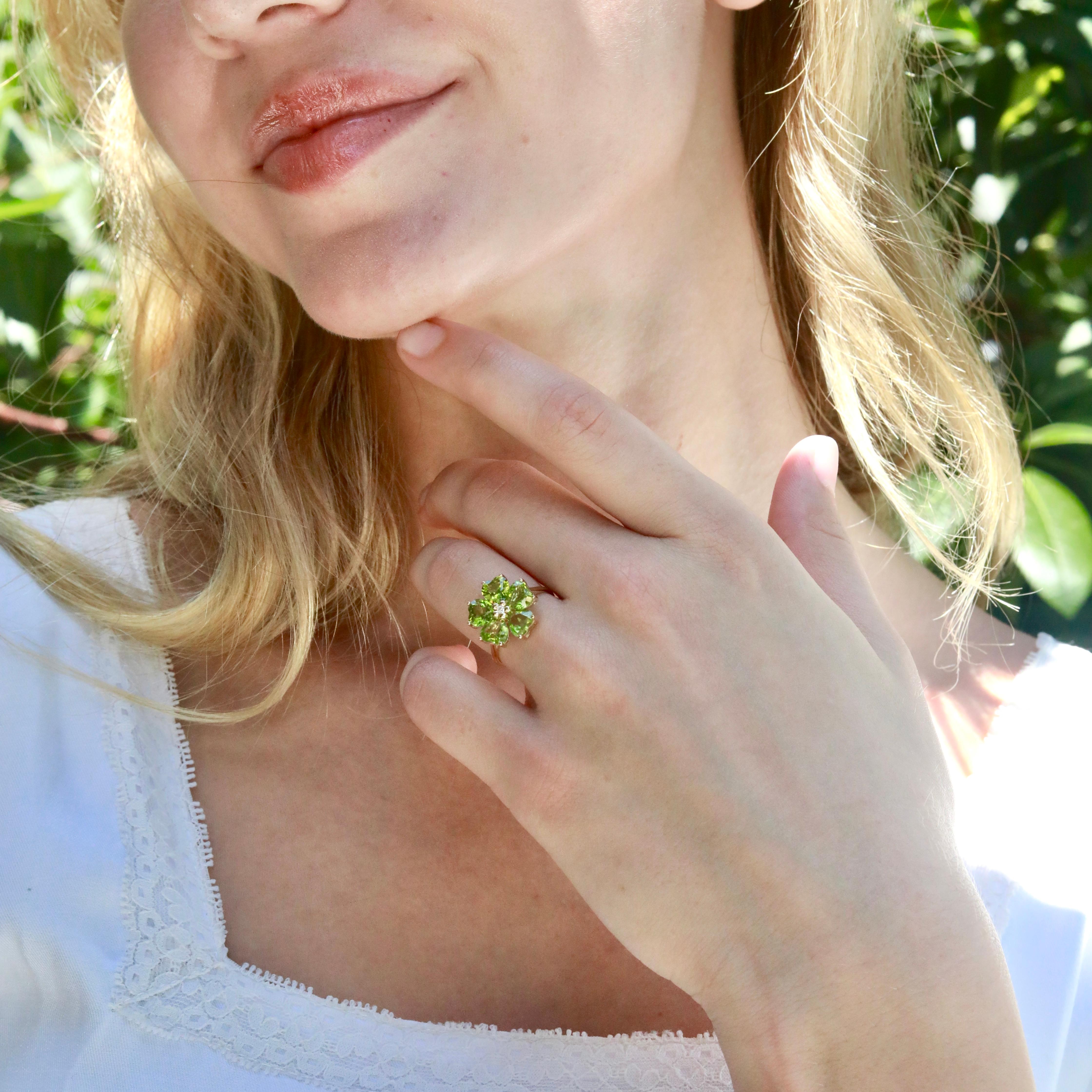 Cuore Nina Zhou Anello da cocktail con peridoto e diamanti a forma di fiore di ciliegio da 5,03 carati in vendita