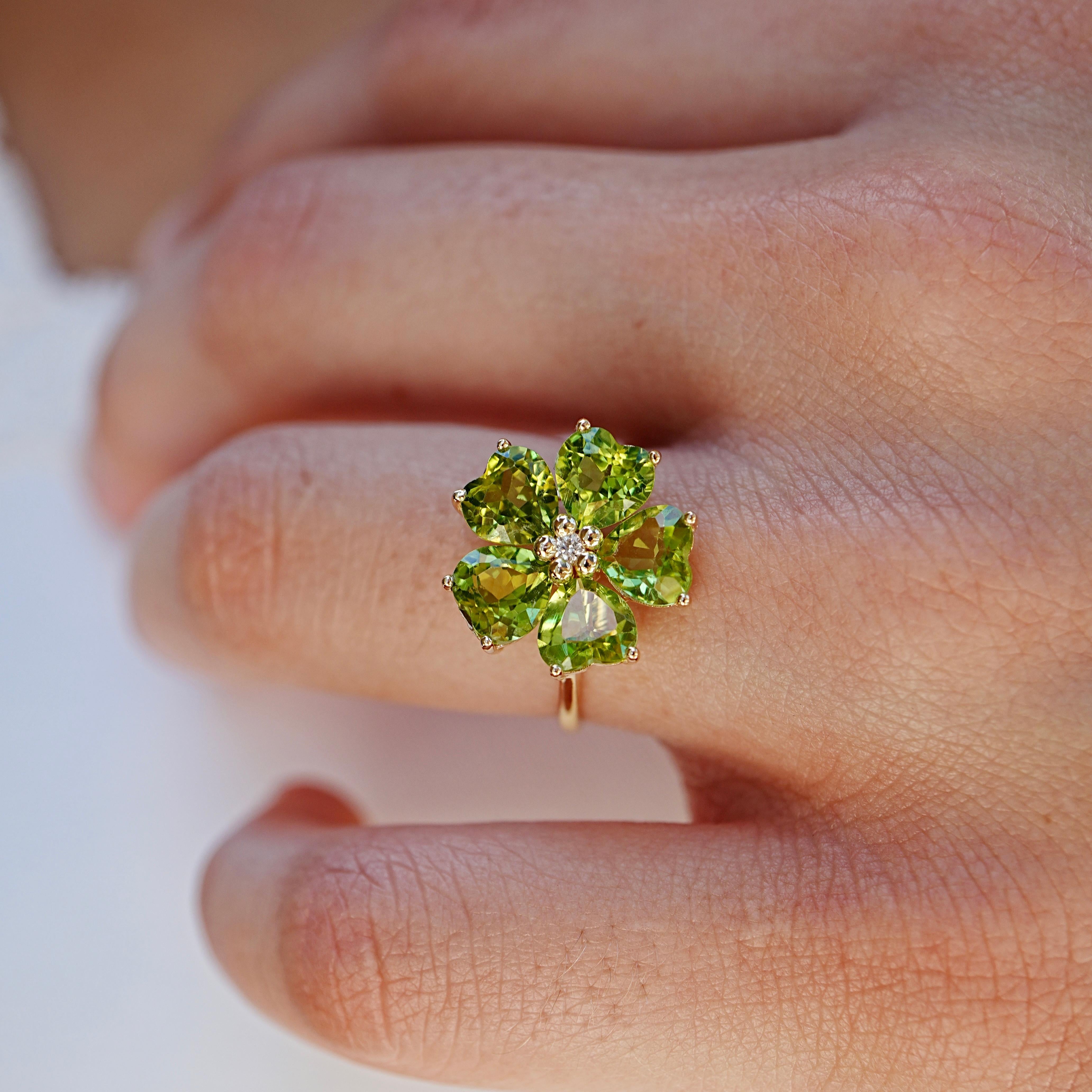 Nina Zhou Anello da cocktail con peridoto e diamanti a forma di fiore di ciliegio da 5,03 carati In condizioni Nuovo in vendita a Rowland Heights, CA