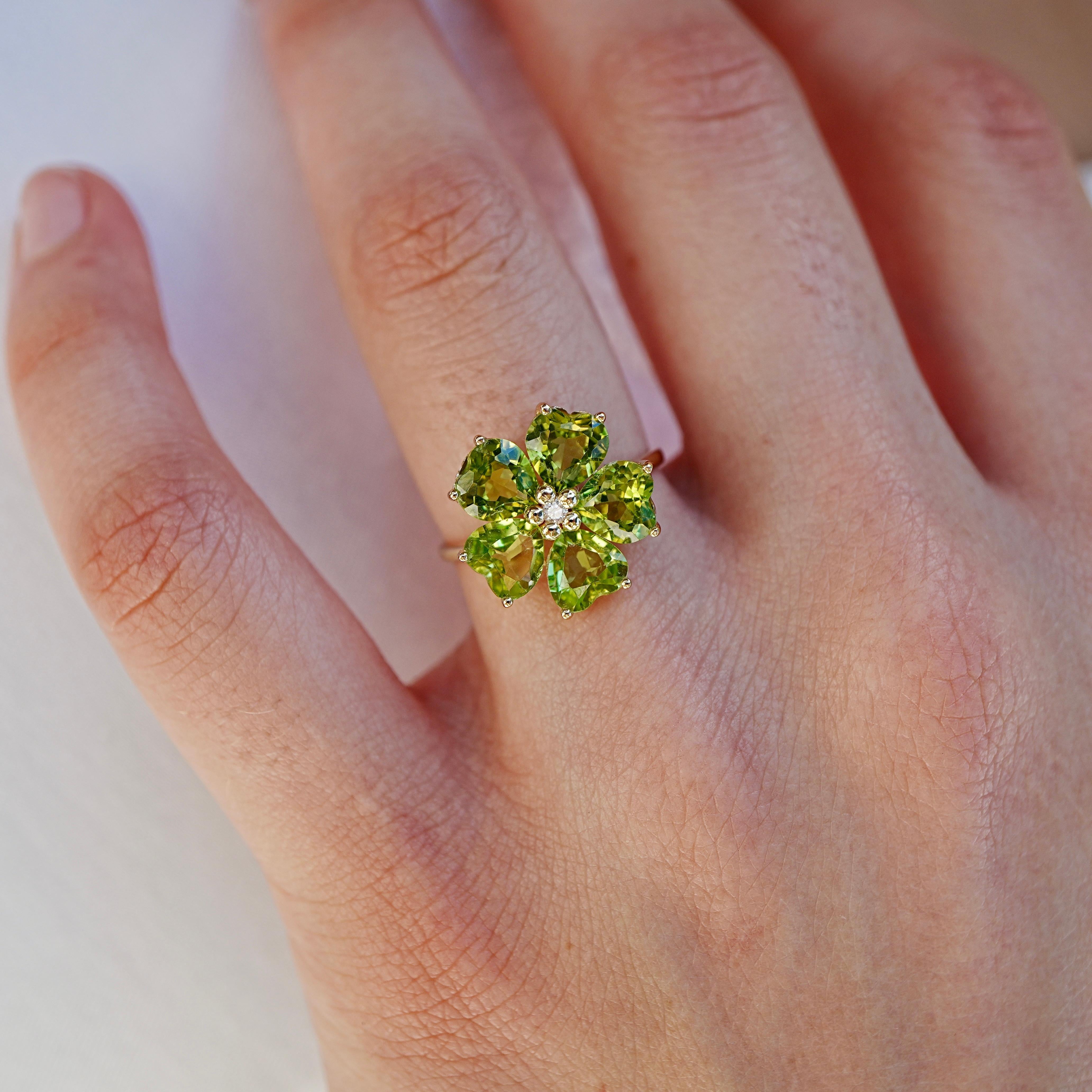Donna Nina Zhou Anello da cocktail con peridoto e diamanti a forma di fiore di ciliegio da 5,03 carati in vendita