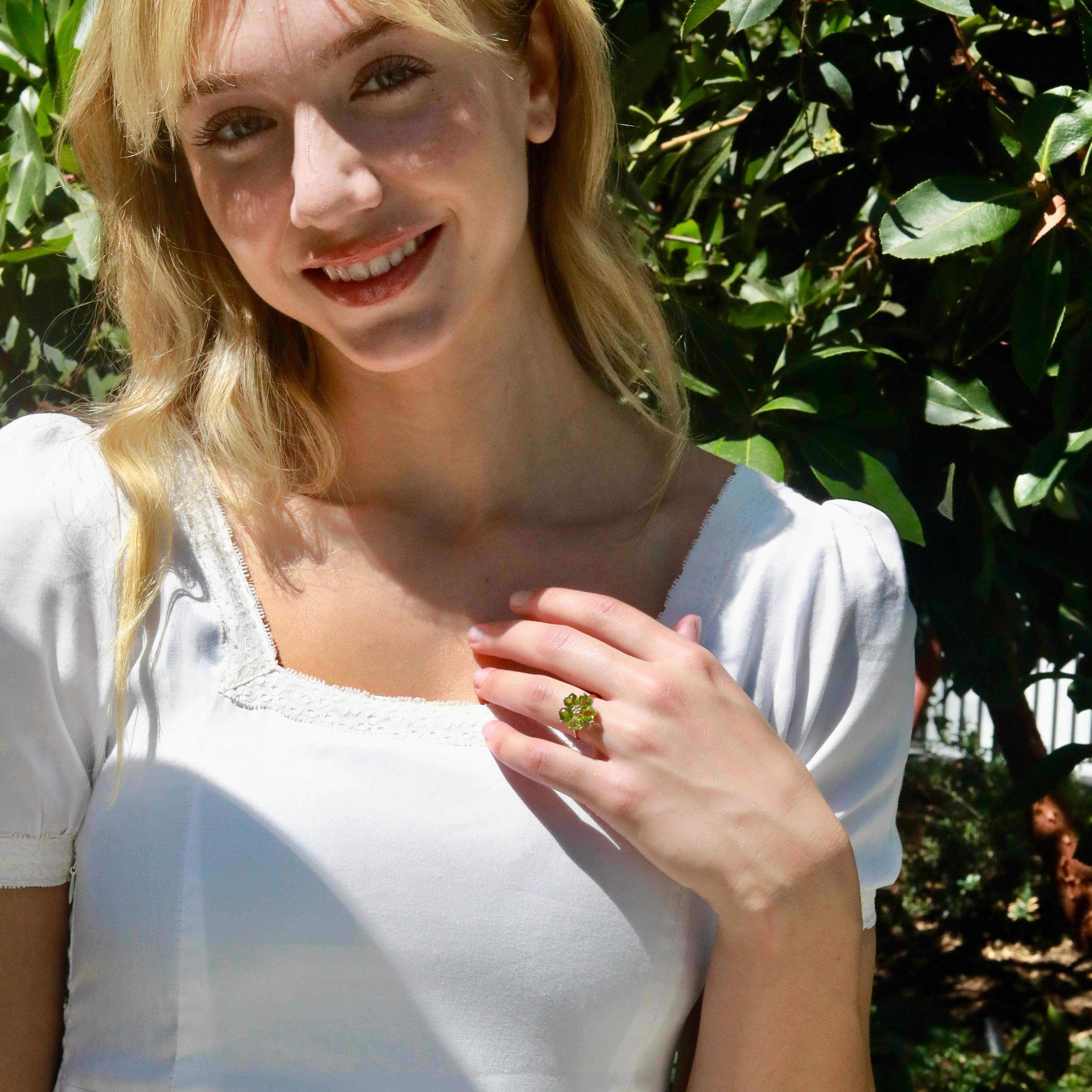 Nina Zhou Anello da cocktail con peridoto e diamanti a forma di fiore di ciliegio da 5,03 carati in vendita 1