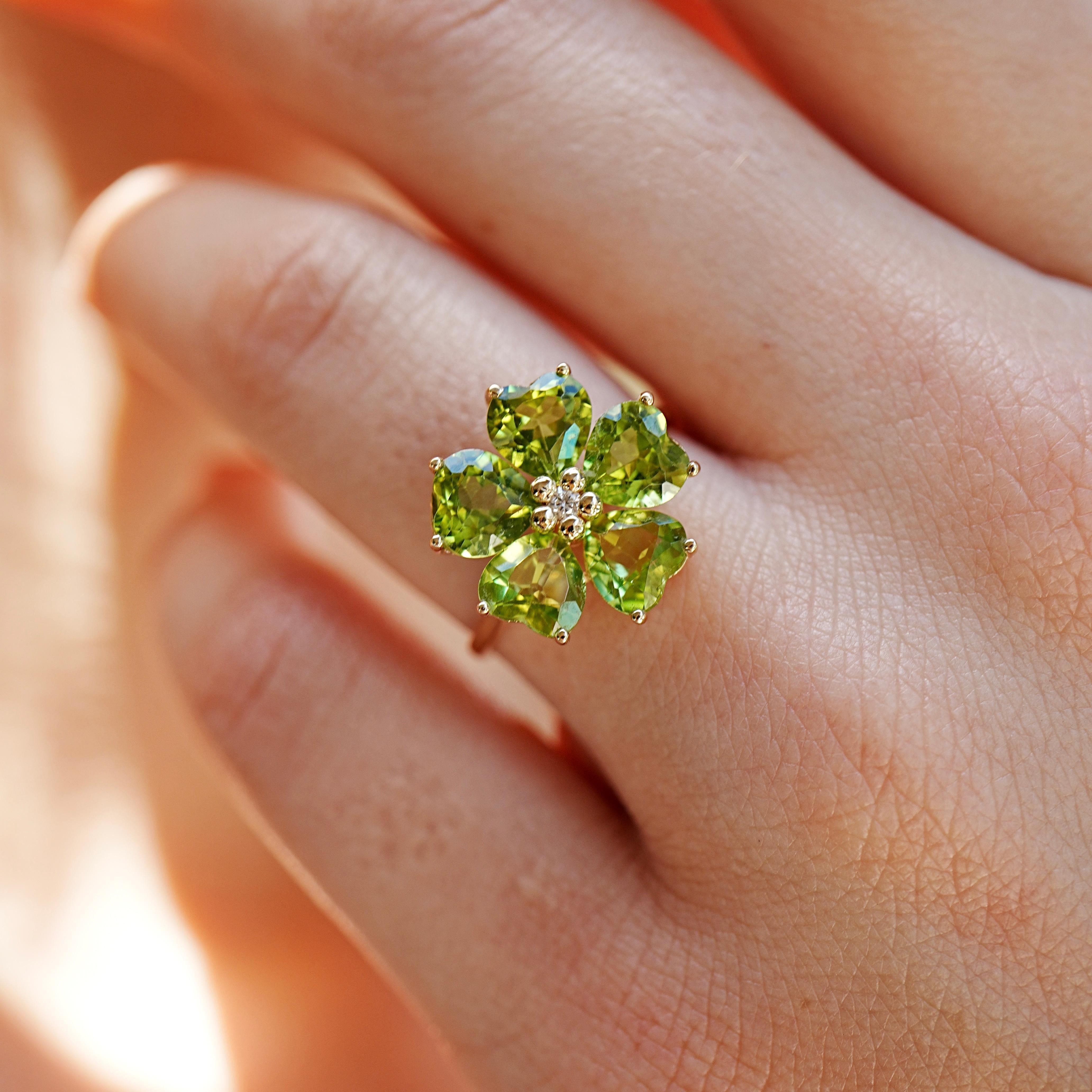 Nina Zhou Anello da cocktail con peridoto e diamanti a forma di fiore di ciliegio da 5,03 carati in vendita 2