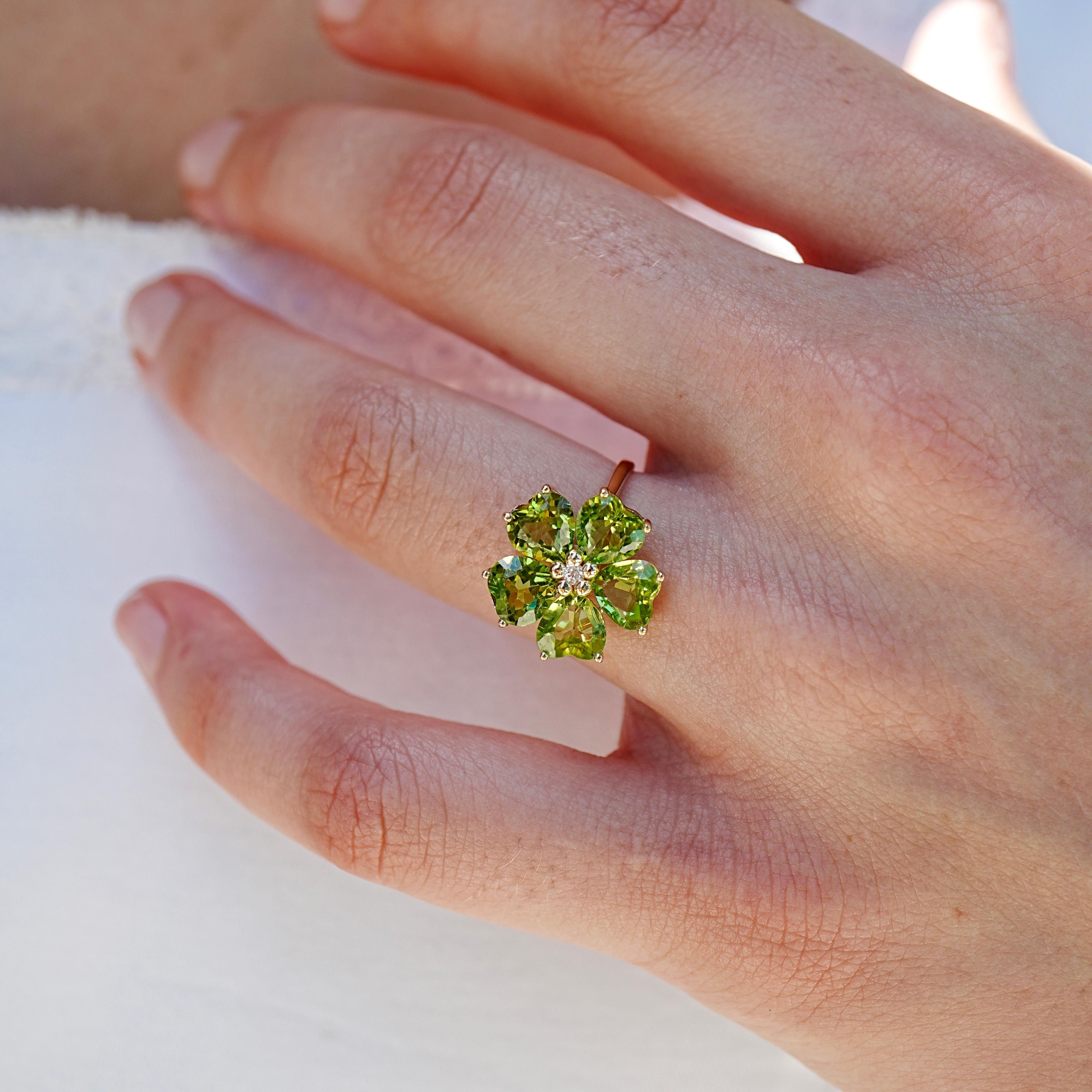 Nina Zhou Anello da cocktail con peridoto e diamanti a forma di fiore di ciliegio da 5,03 carati in vendita 3
