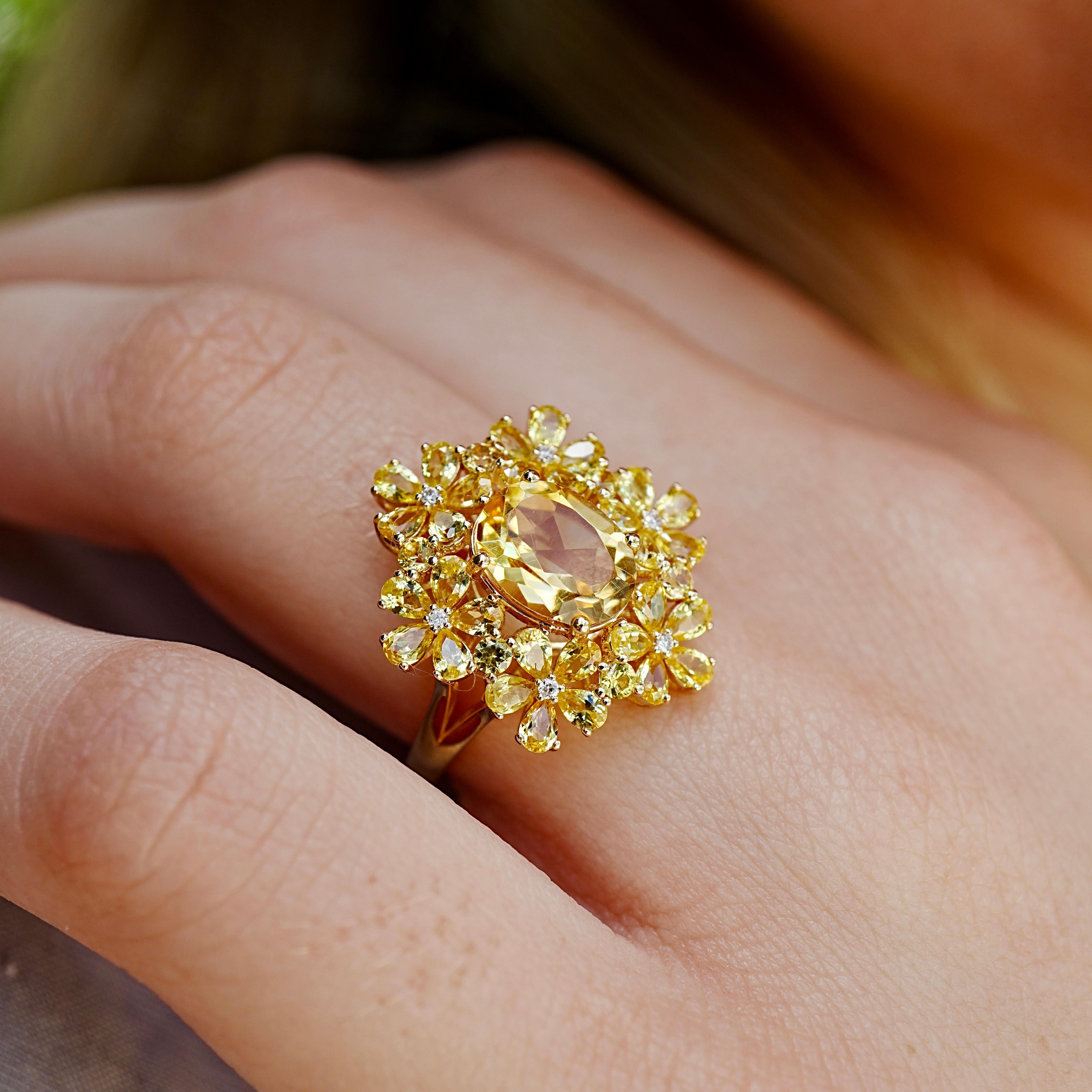 Ein leuchtendes Fest des Lichts und der Wärme: Dieser Cocktailring strahlt mit über 5 Karat gelben Saphiren, Citrin und Diamanten. In reichhaltigem 14-karätigem Gelbgold gefasst, ist jeder Stein in einer blühenden Form angeordnet, die an eine Blume