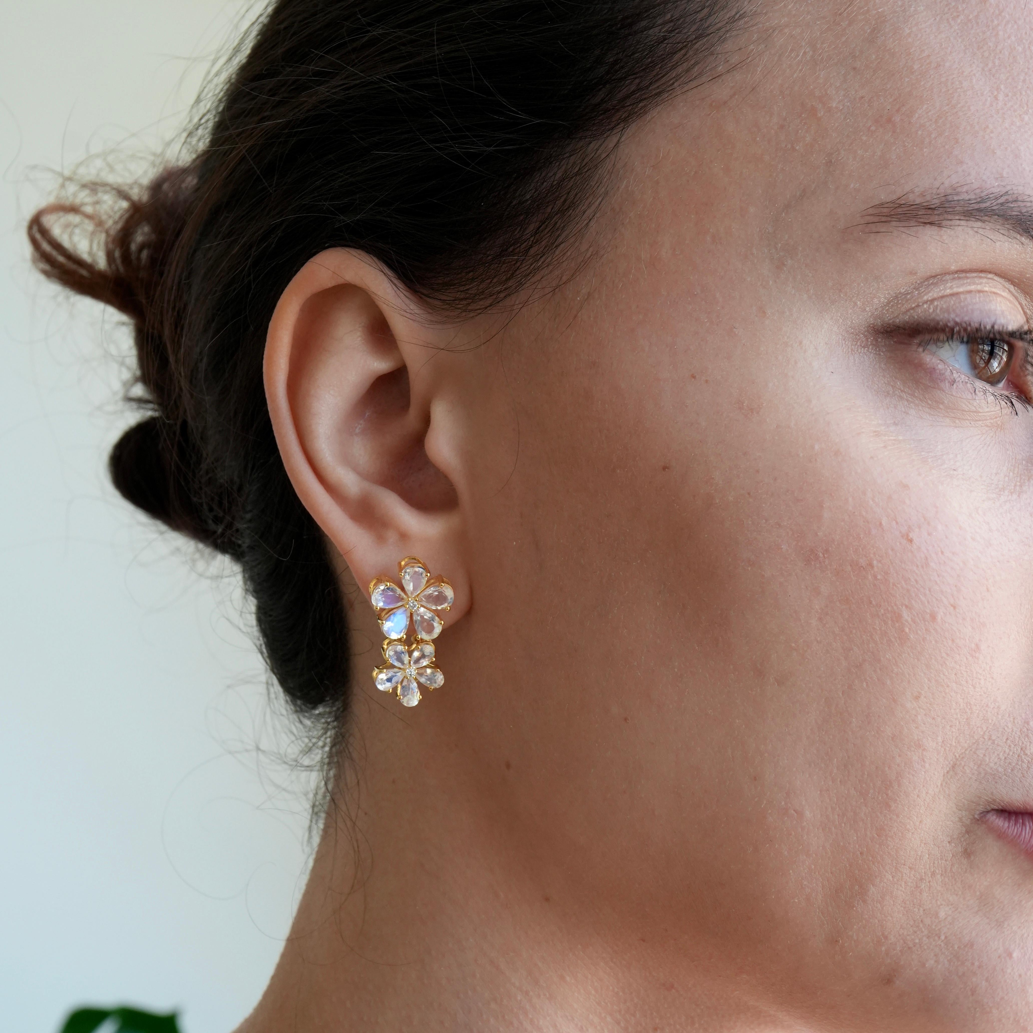 Gli orecchini Nina Zhou Moonstone Diamond Flower Blossom in oro 14 carati sono sinonimo di eleganza e bellezza naturale. Questi orecchini sono caratterizzati da pietre lunari luminose, famose per il loro bagliore etereo e la loro adularescenza,
