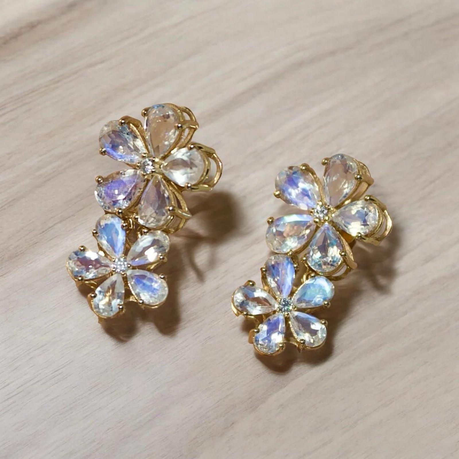 Taglio a goccia Nina Zhou Orecchini a goccia a doppio fiore con pietra di luna e diamante da 5,72 carati in vendita