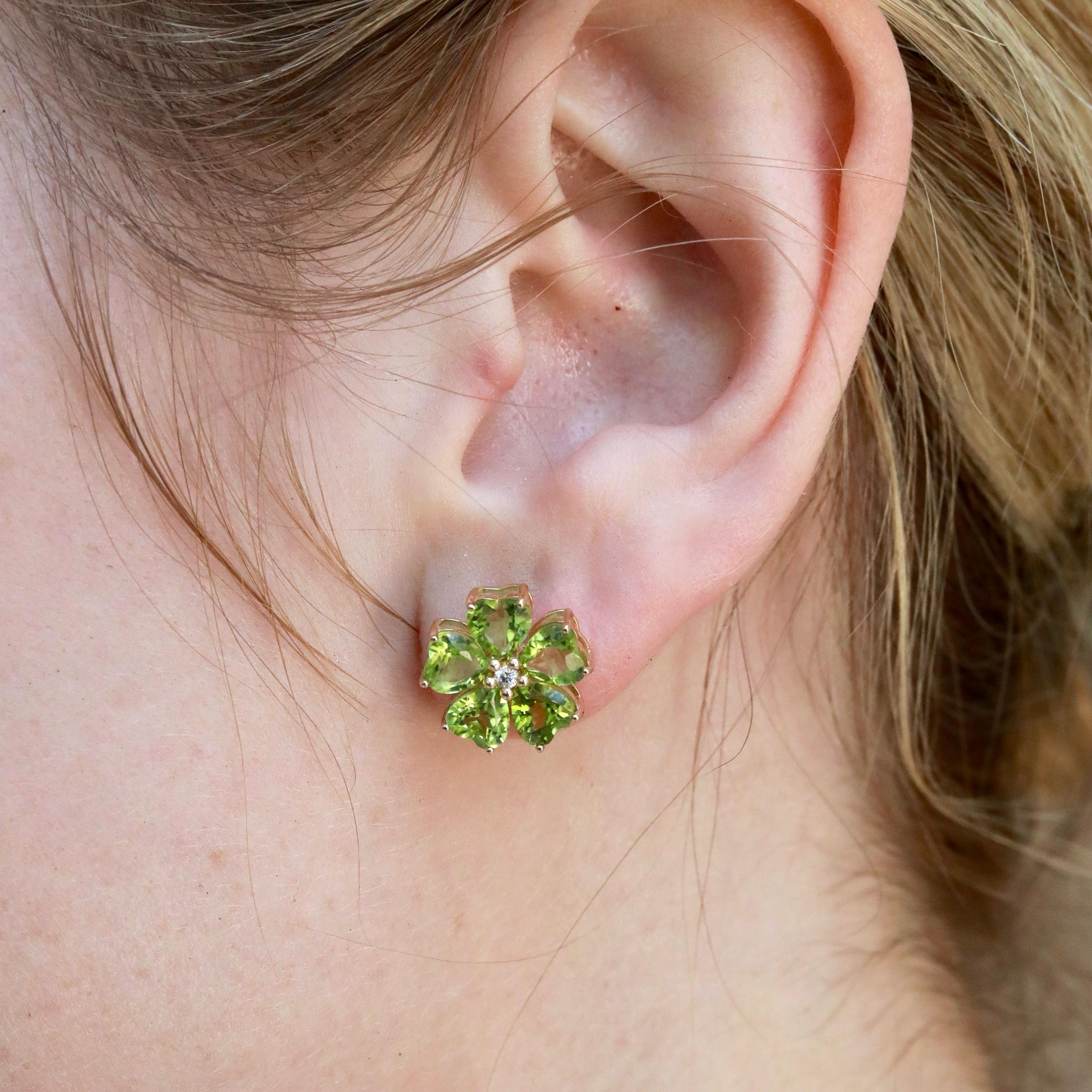 Celebra lo spirito gentile della primavera con l'opera di Nina Zhou  Peridoto e diamante da 5,84 ctw, realizzato in oro giallo 14K con petali di peridoto verde brillante e centri di diamanti scintillanti. La tavolozza fresca ed esaltante si ispira