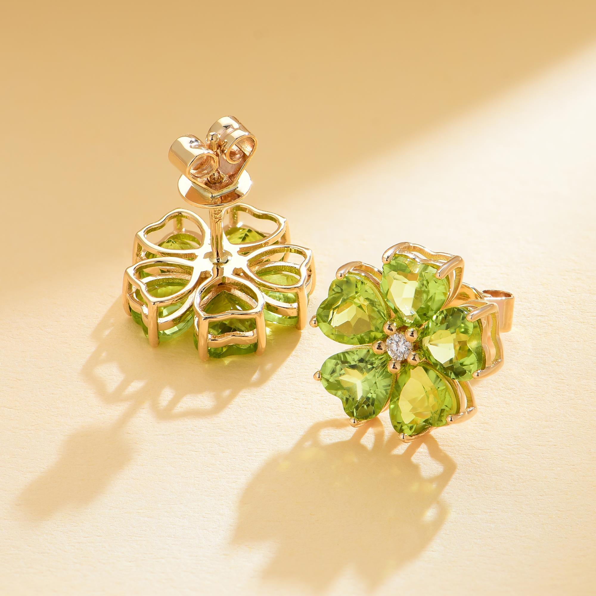 Moderno Nina Zhou Orecchini a fiore di ciliegio con peridoto e diamanti da 5,84 ctw in vendita