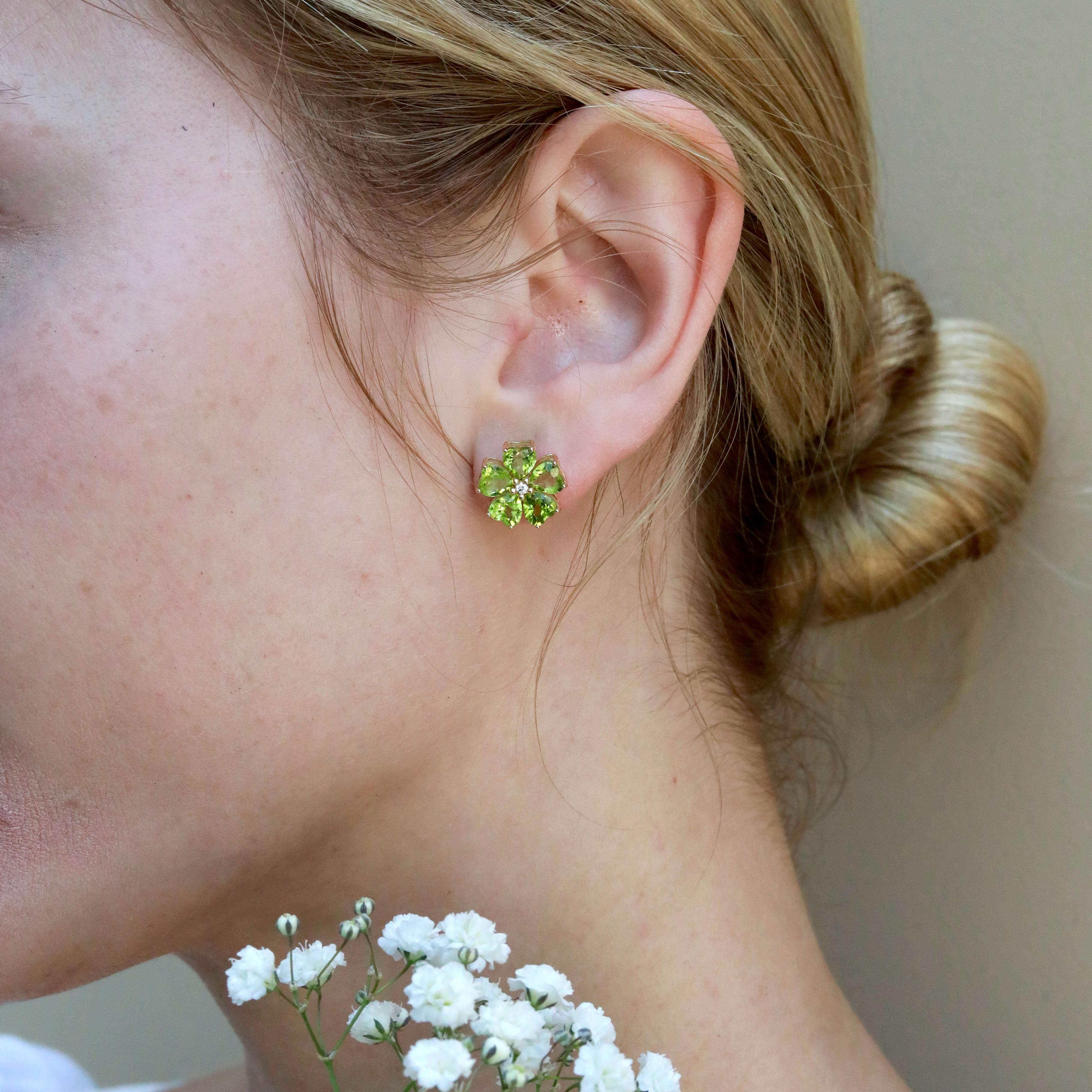 Cuore Nina Zhou Orecchini a fiore di ciliegio con peridoto e diamanti da 5,84 ctw in vendita