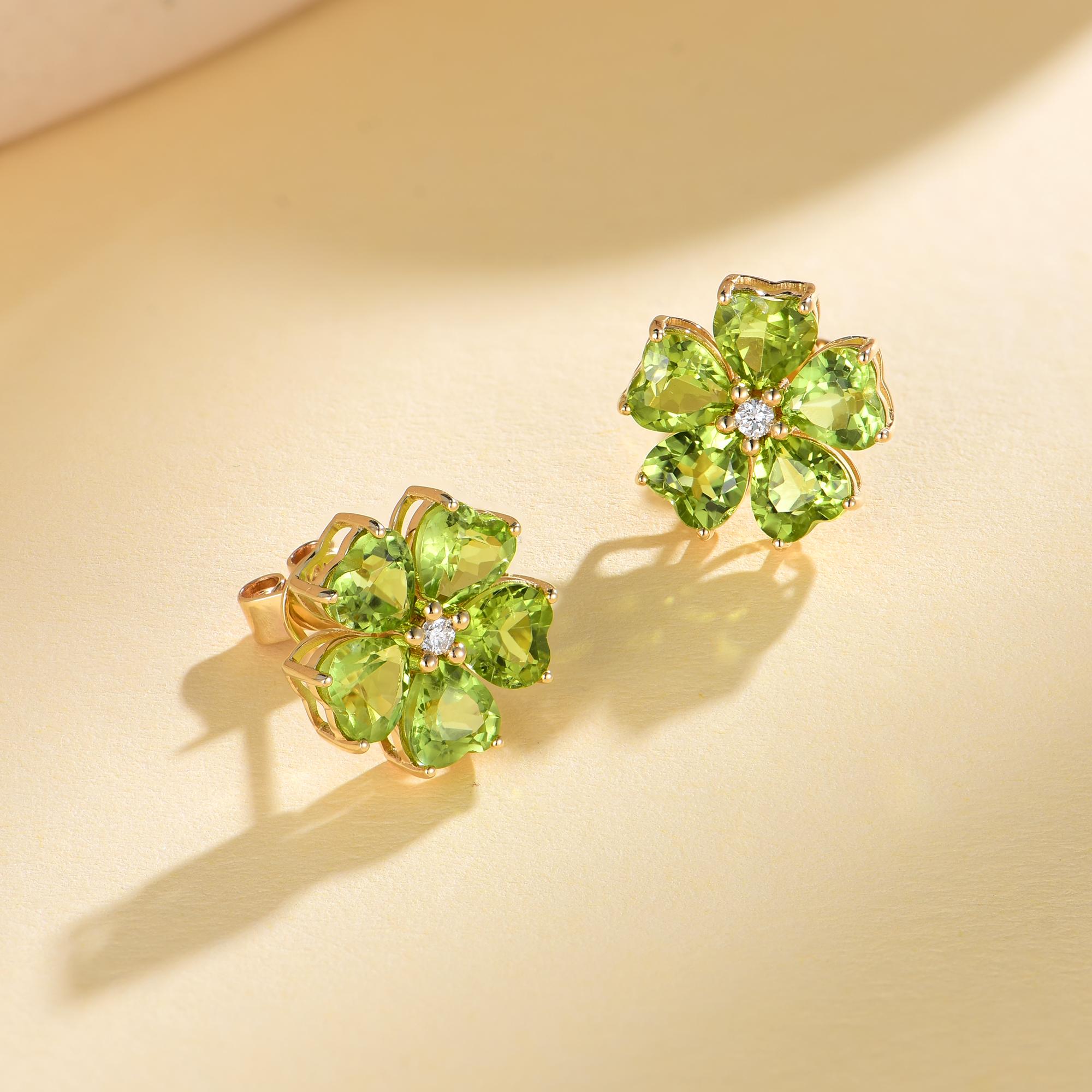 Nina Zhou Orecchini a fiore di ciliegio con peridoto e diamanti da 5,84 ctw In condizioni Nuovo in vendita a Rowland Heights, CA