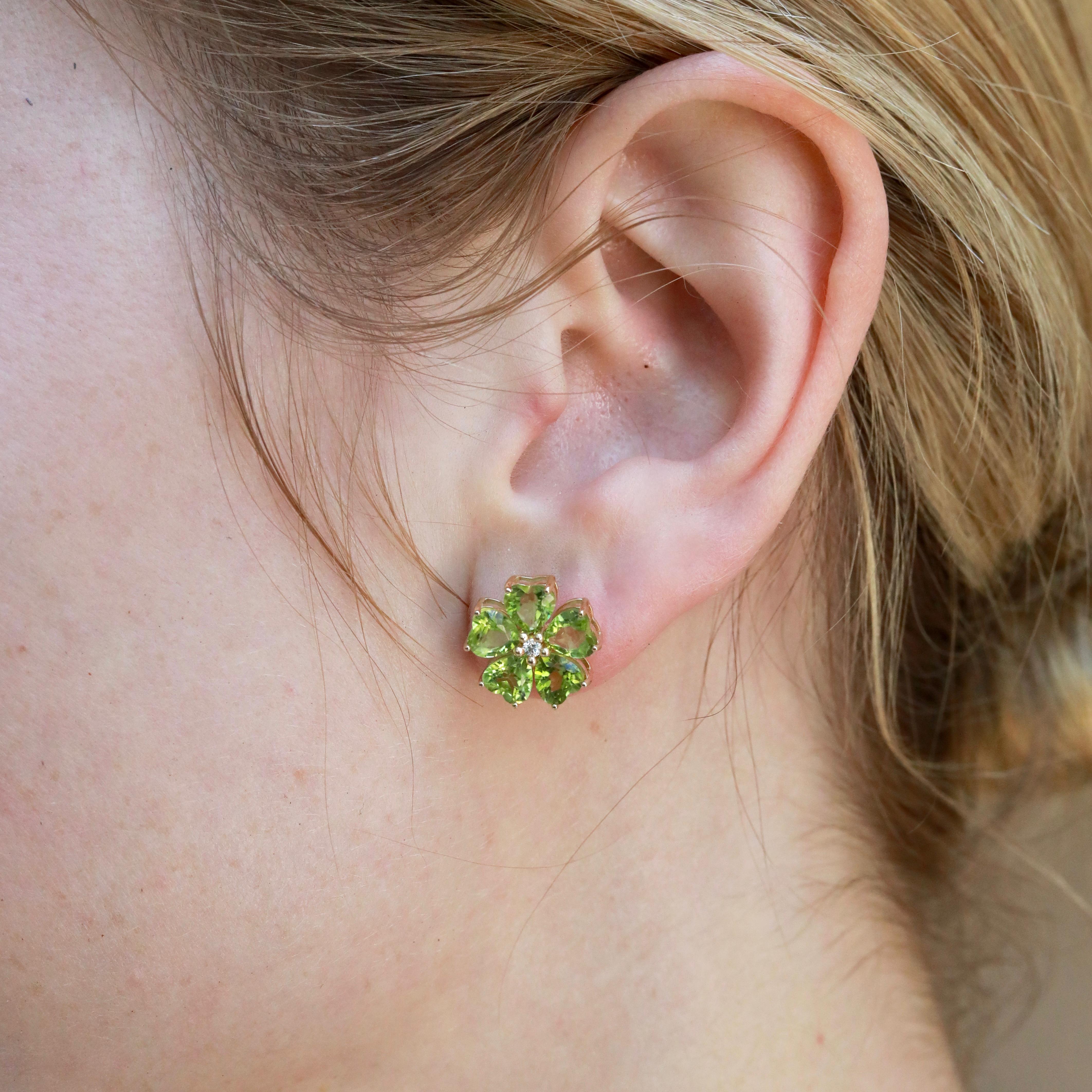 Donna Nina Zhou Orecchini a fiore di ciliegio con peridoto e diamanti da 5,84 ctw in vendita
