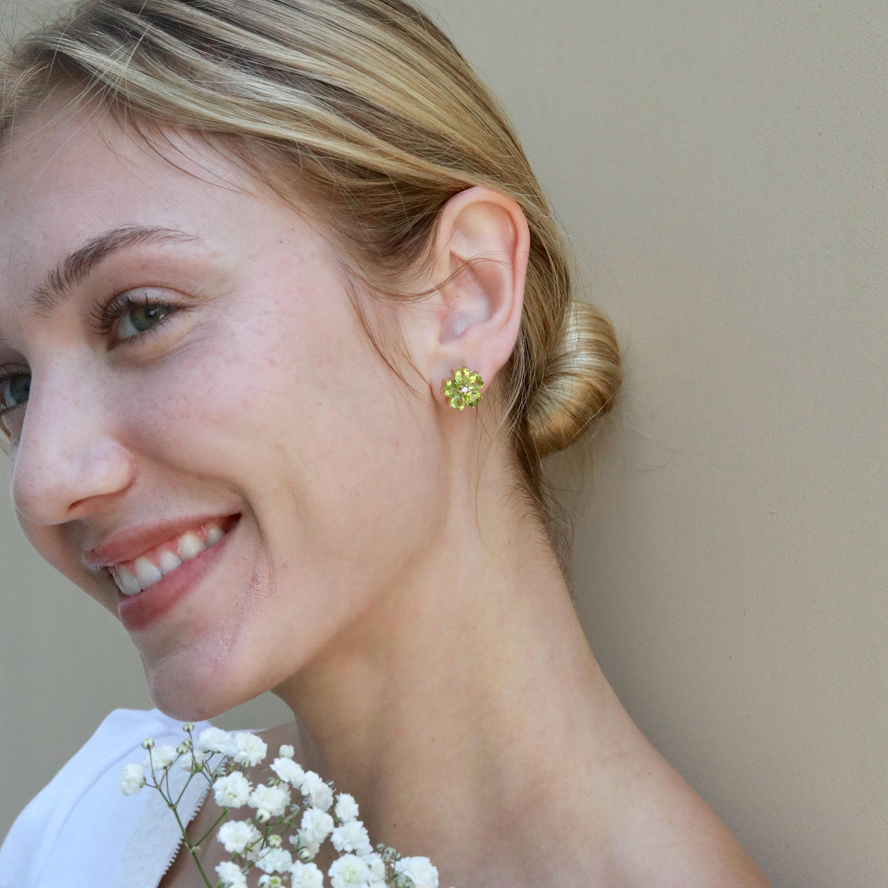 Nina Zhou Orecchini a fiore di ciliegio con peridoto e diamanti da 5,84 ctw in vendita 1