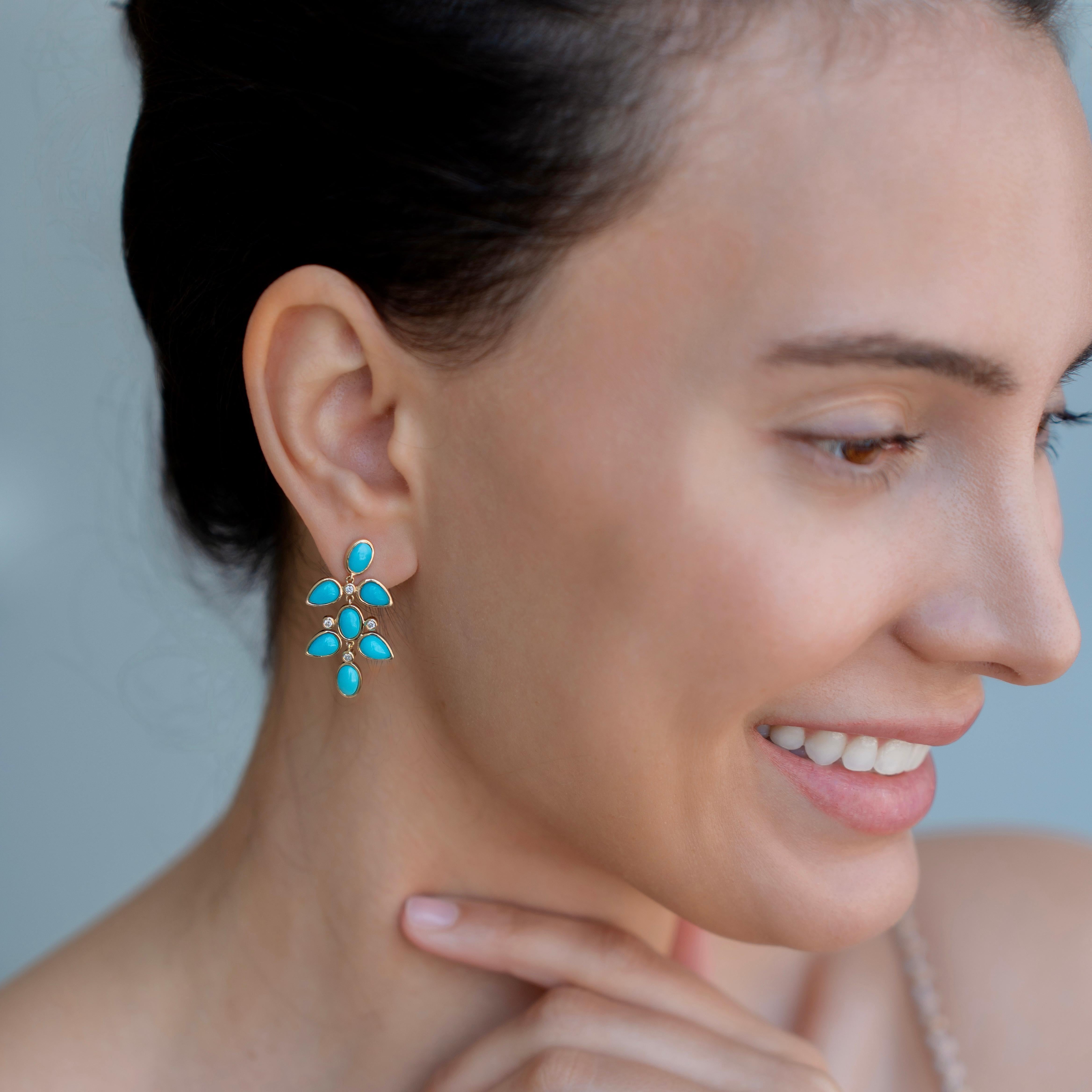 Los Pendientes Colgantes de Turquesa Natural y Diamante Chandlier de 5,92 quilates de Nina Zhou son un impresionante testimonio de elegancia atemporal y belleza vibrante. Estos exquisitos pendientes presentan cautivadoras piedras de turquesa,