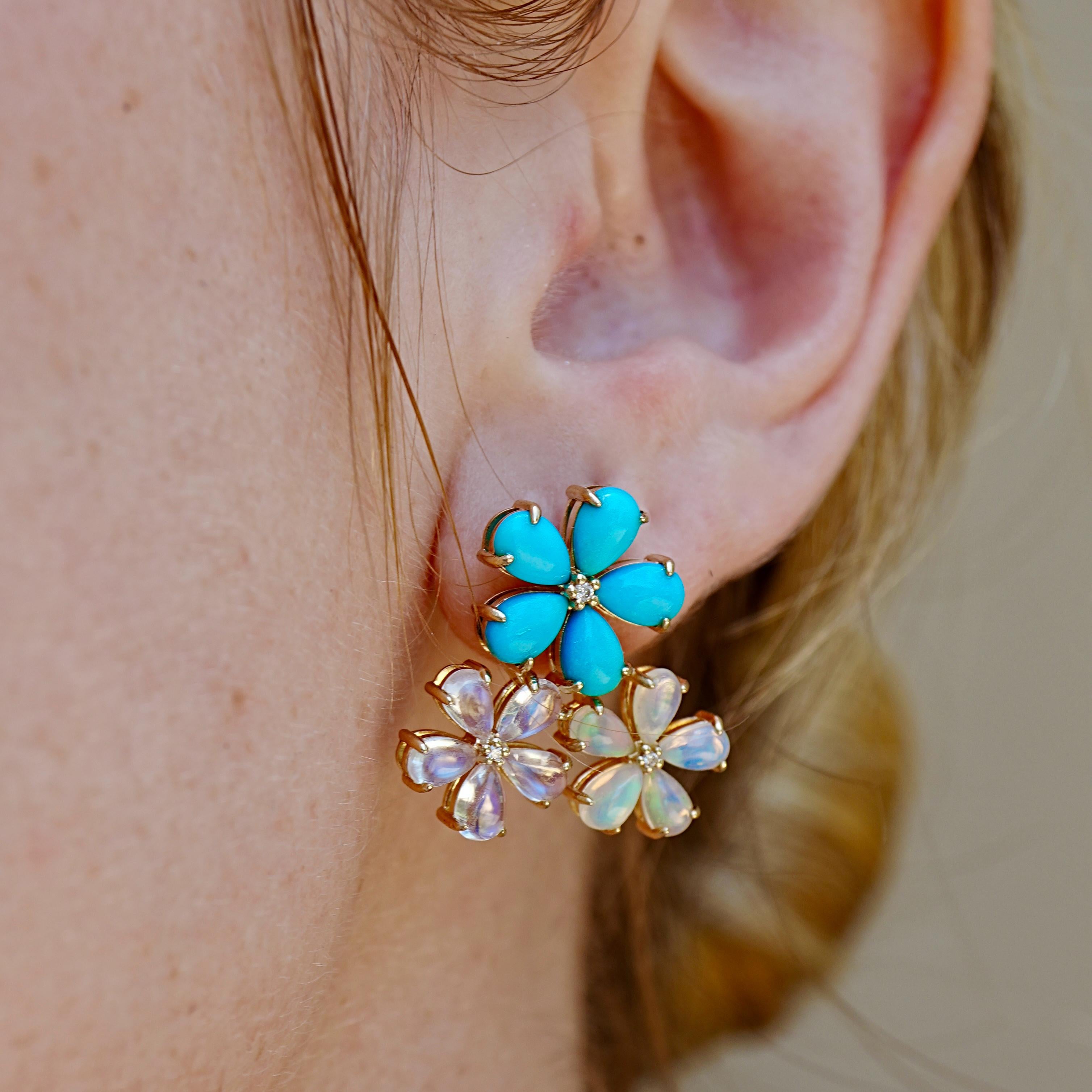 Ces boucles d'oreilles de Nina Zhou, imprégnées du sens des couleurs et de l'équilibre d'un peintre, présentent un jeu saisissant de turquoise, d'opale et de pierre de lune. Chaque fleur a une forme et un emplacement uniques qui font écho au rythme