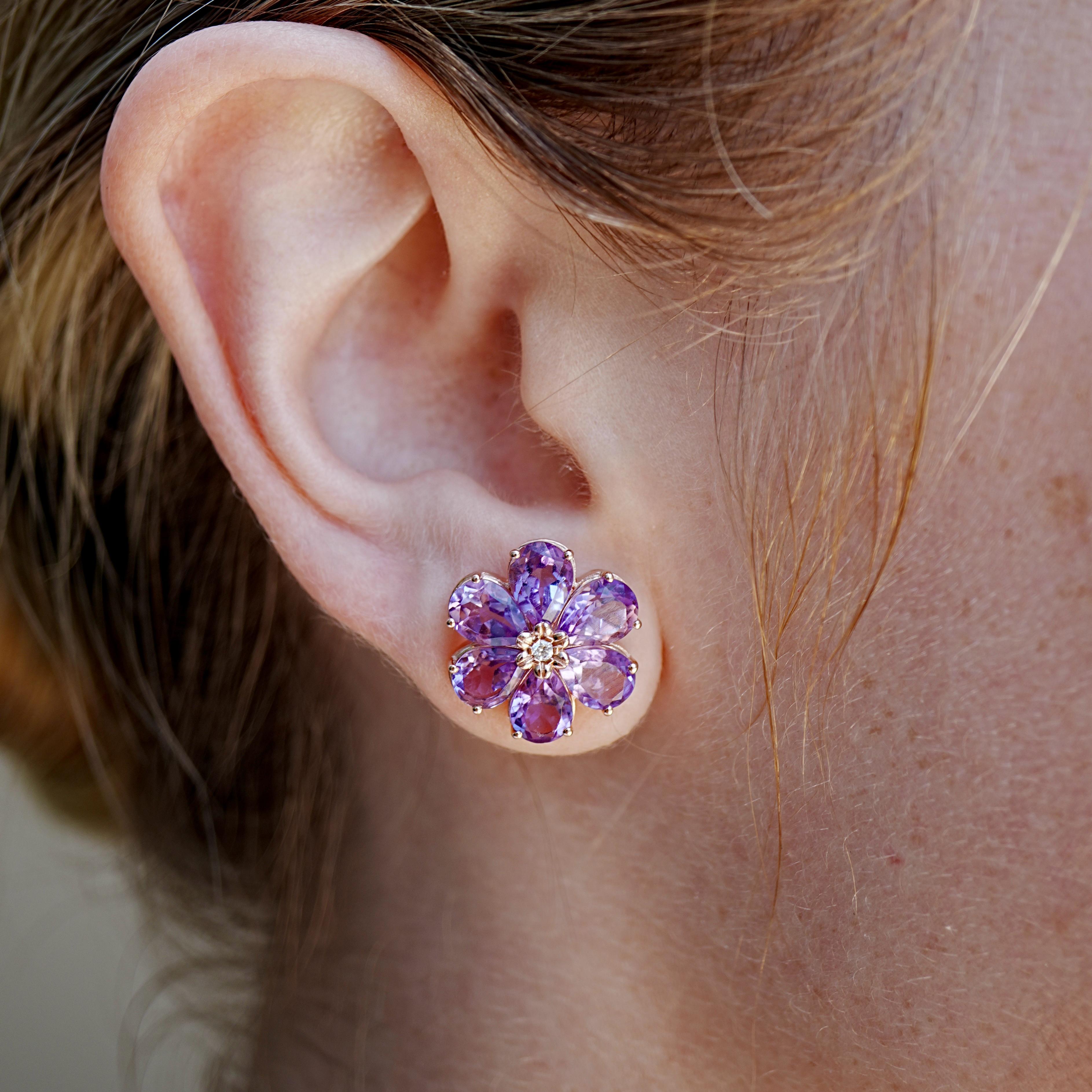 Une explosion de violettes en pleine floraison. Ces boucles d'oreilles florales fabriquées à la main présentent plus de 7,85 carats d'améthyste richement saturée, chaque pétale étant taillé pour rehausser sa brillance et sa forme. Au cœur de chaque