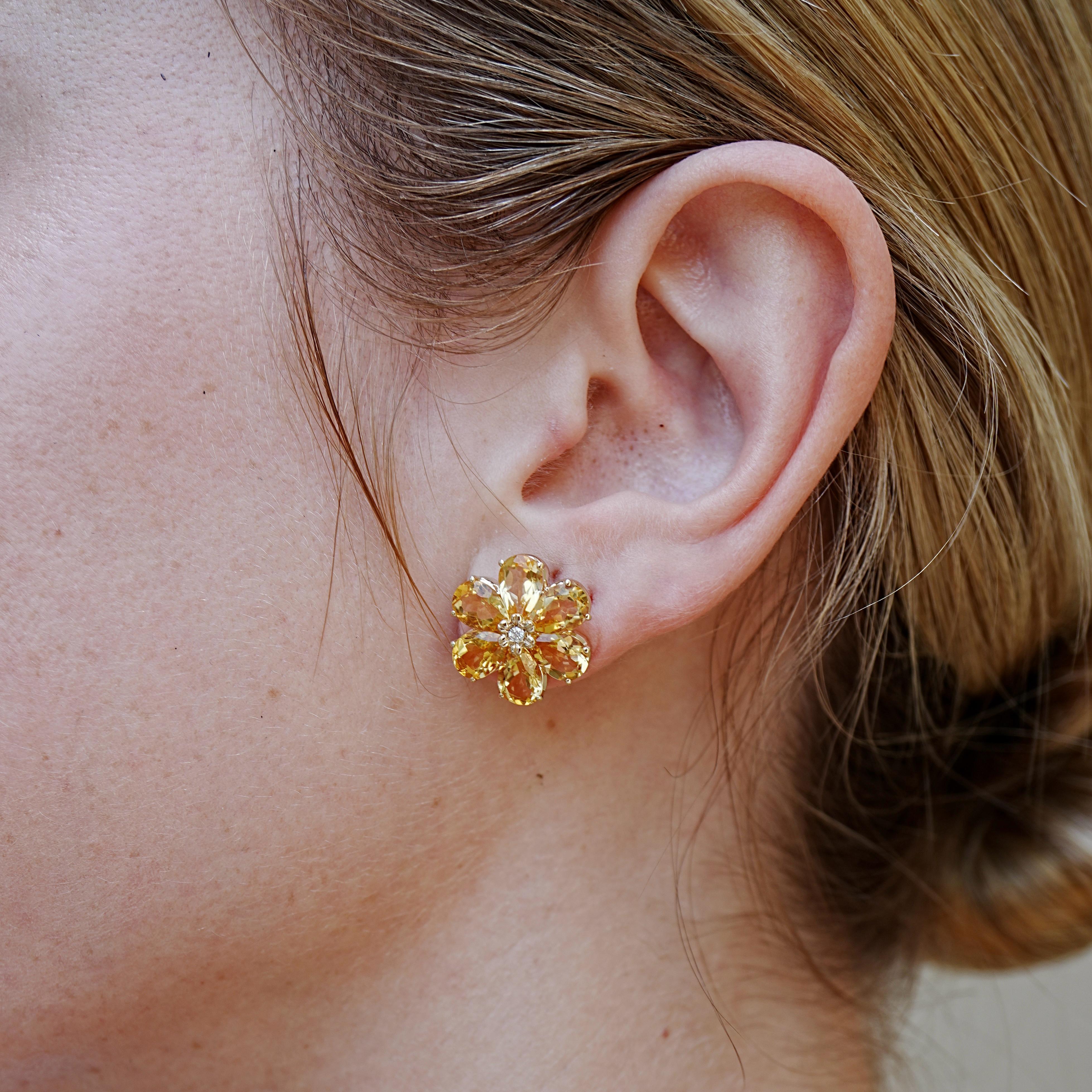 Une floraison de lumière dorée, capturée dans toute sa splendeur. Ces boucles d'oreilles rayonnantes présentent plus de 7,85 carats de pierres précieuses en citrine, chaque pétale étant taillé dans une symétrie délicate pour former une fleur sauvage