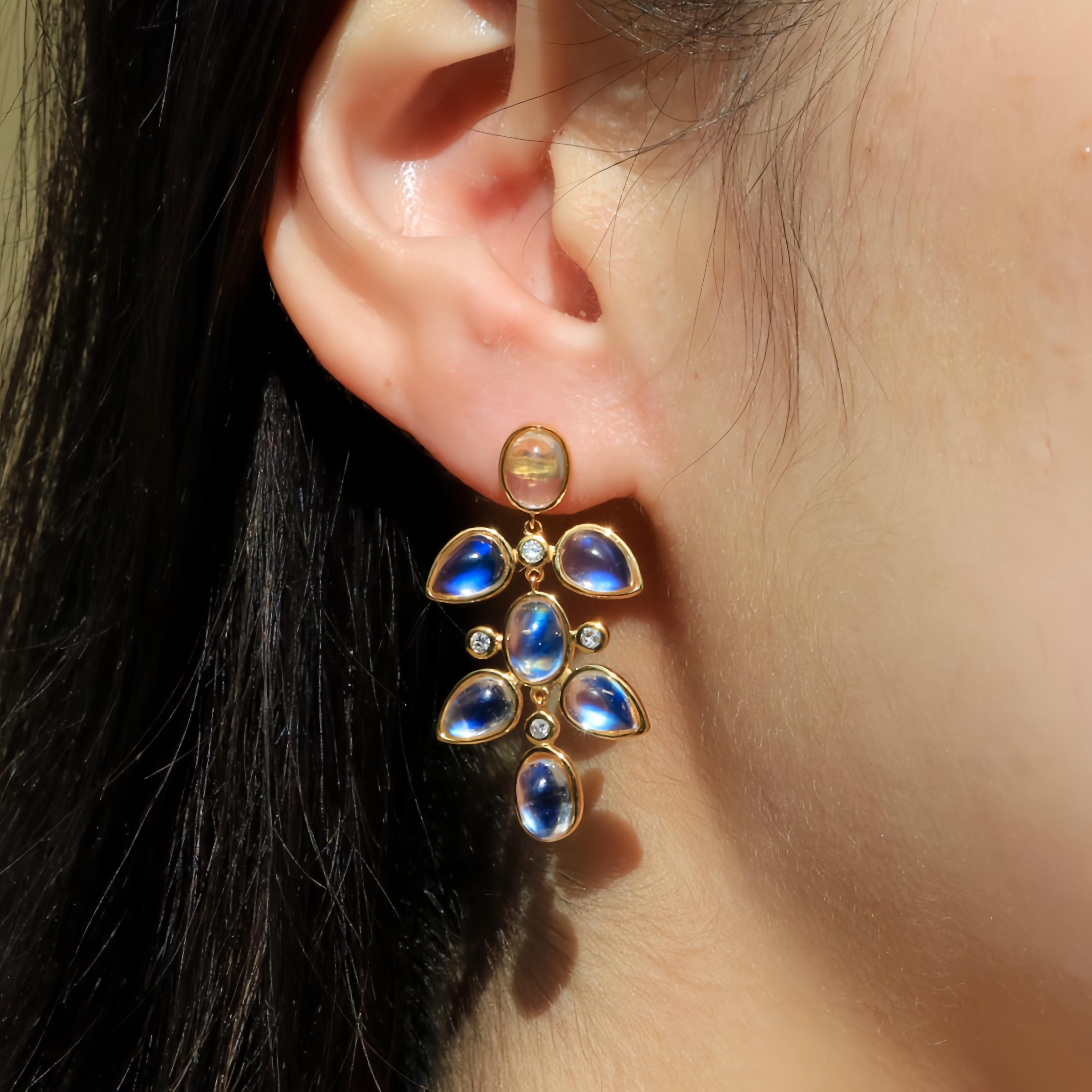 Incarnando il fascino ipnotico del chiaro di luna, gli orecchini Nina Zhou Rainbow Moonstone Diamond Large Chandelier Drop Earrings affascinano con la loro luminosa bellezza. Le pietre lunari più grandi di questo pezzo rivelano un gioco di colori