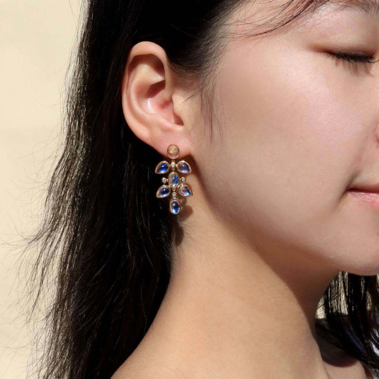 Cabochon Nina Zhou 9,00ct Pietra di luna arcobaleno Diamante Grande Orecchini a goccia Chandelier in vendita