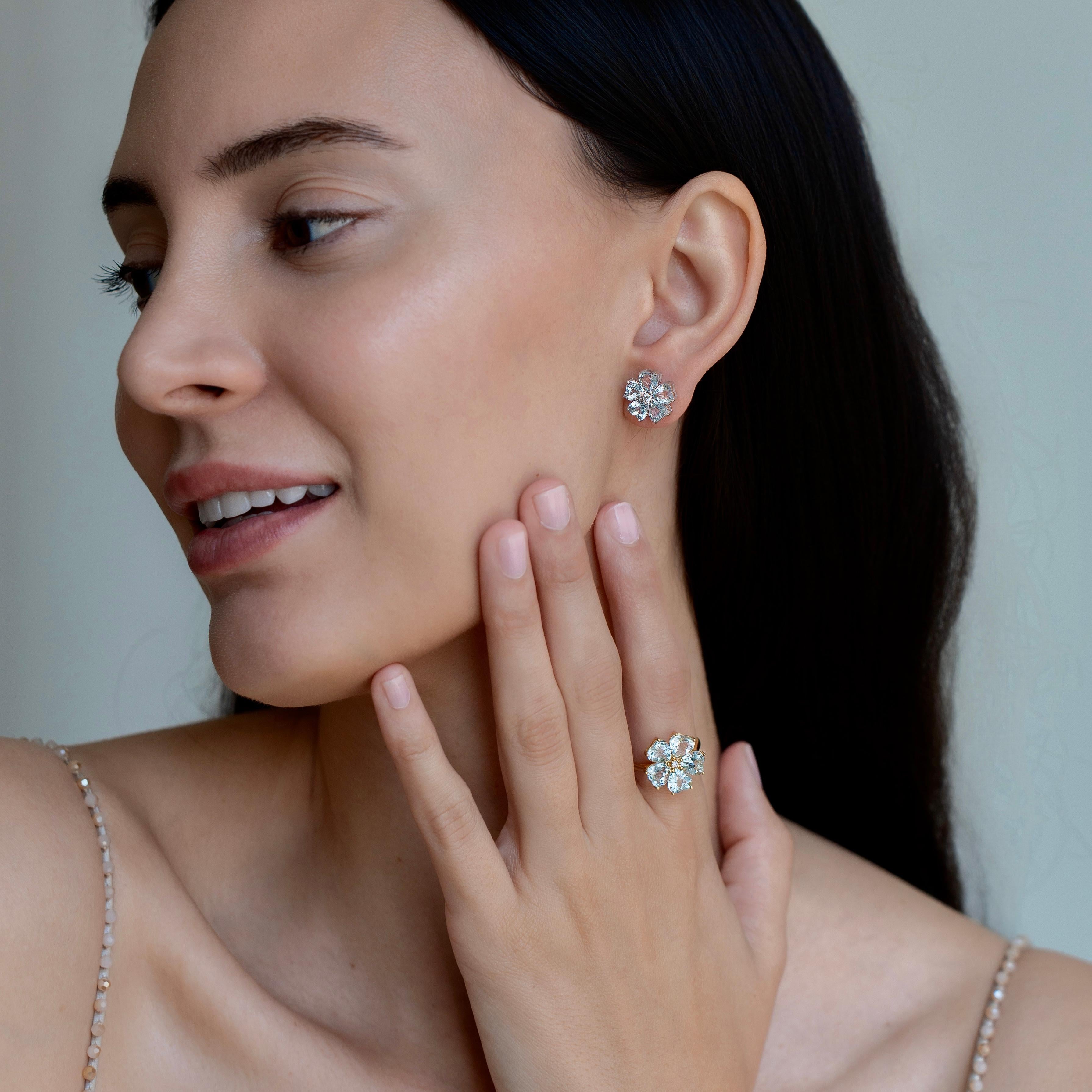 Nina Zhou 4.03 ctw Aquamarine & Diamond Cherry Blossom Cocktail Ring In New Condition For Sale In Rowland Heights, CA