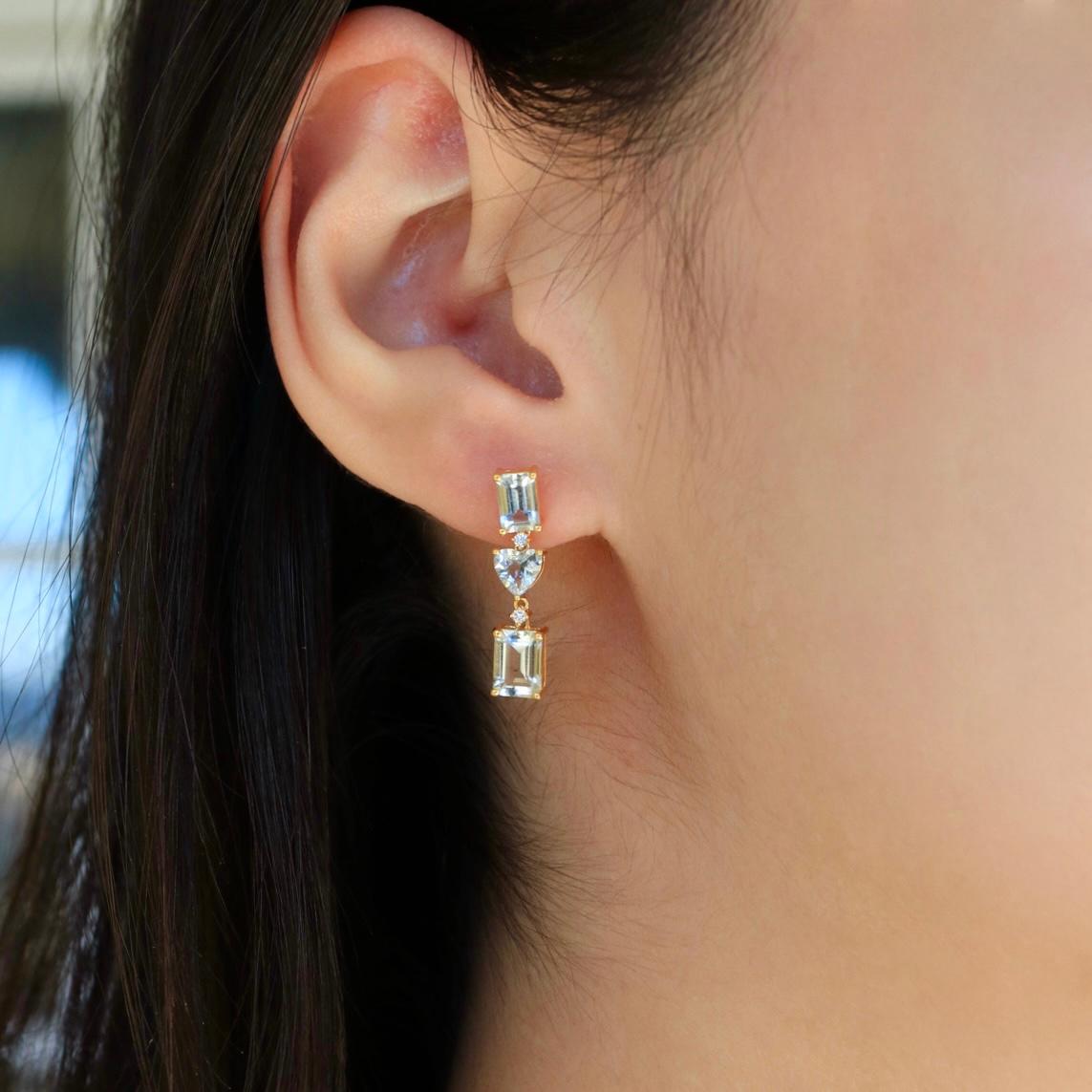 Eleva tu elegancia con los pendientes de aguamarina y diamantes Nina Zhou, una sofisticada mezcla de diseño moderno y belleza atemporal. Elaborados en oro amarillo, estos pendientes presentan un llamativo trío de piedras de aguamarina - talla