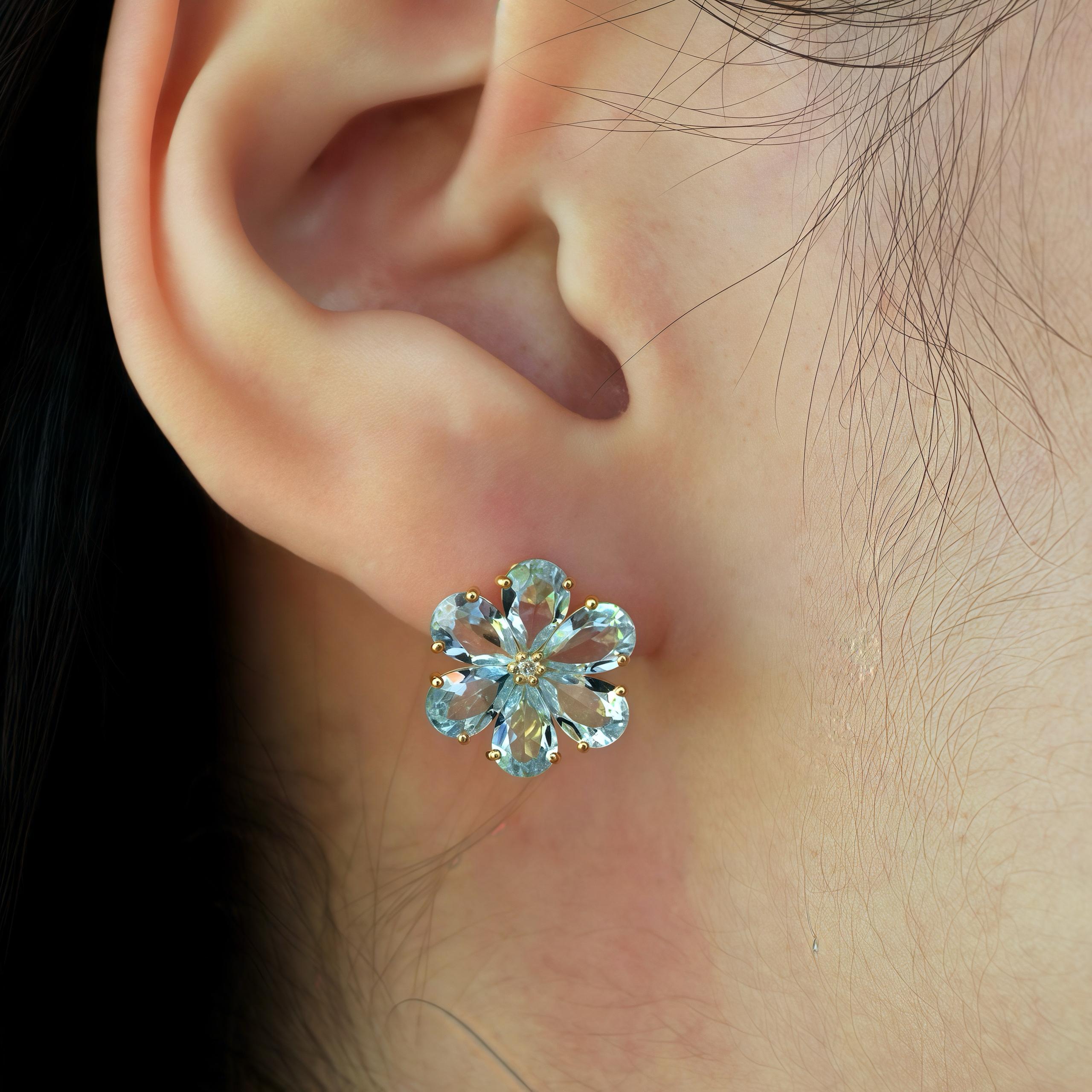 Discover Nina Zhou’s Aquamarine Diamond Forget-me-Not Earrings in Yellow Gold. These earrings capture the delicate beauty of forget-me-not flowers, crafted with sparkling aquamarine gemstones and accented by dazzling diamonds. The soft blue hues of