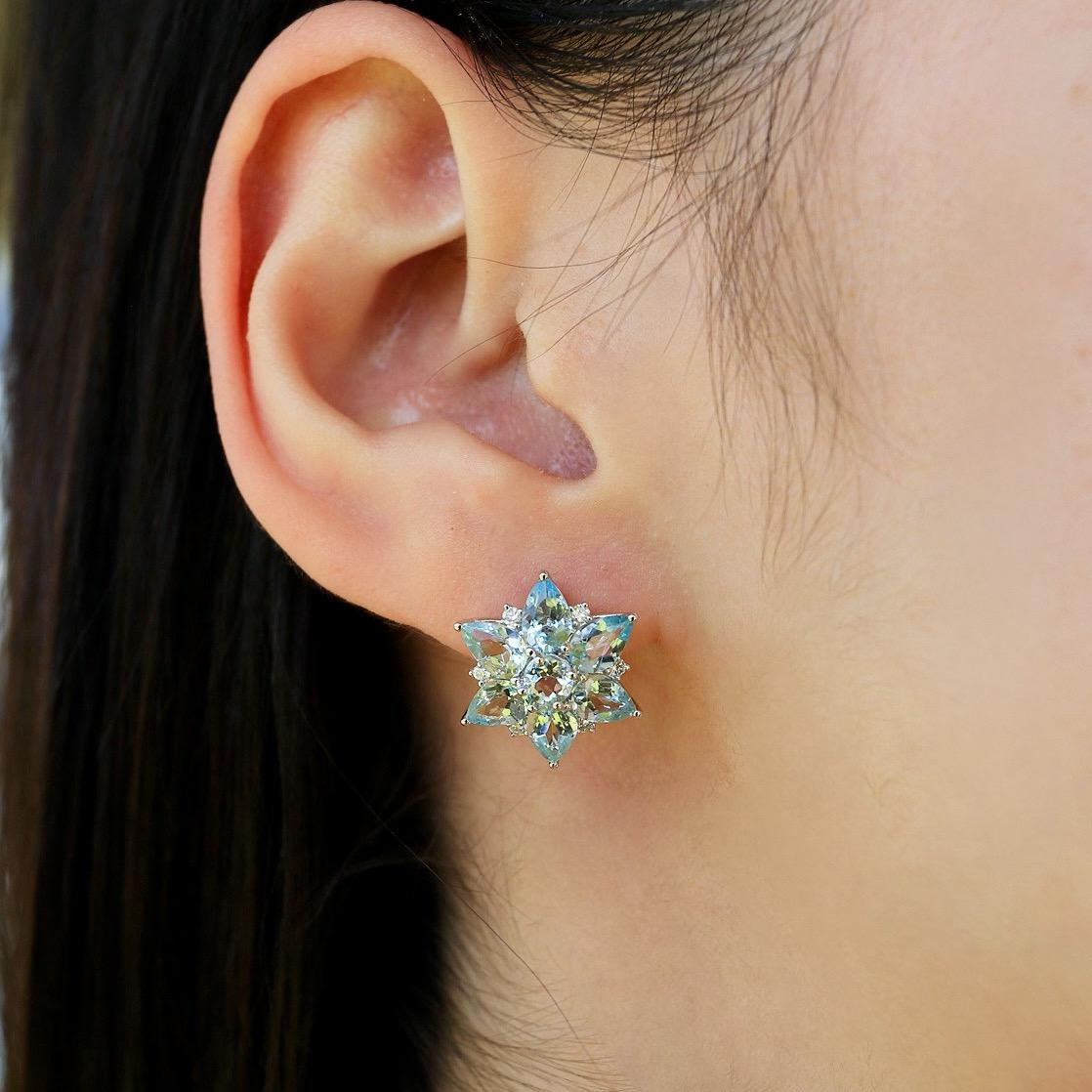 Moderne Nina Zhou Boucles d'oreilles flocon de neige en or blanc 14 carats, aigue-marine et diamants en vente