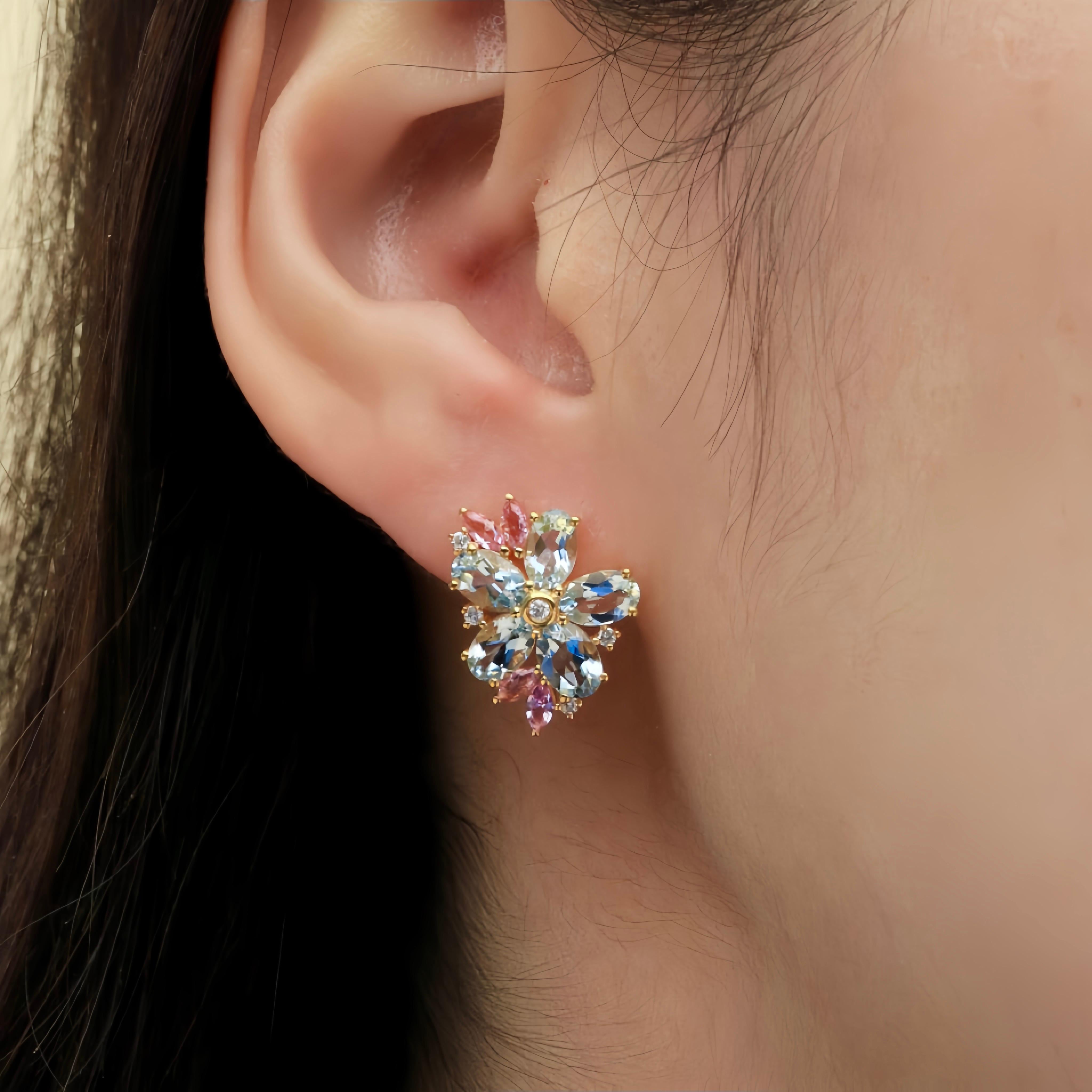 Gli orecchini Nina Zhou Aquamarine Pink Sapphire Diamond Blossom emanano un'eleganza rinfrescante, con acquamarine blu cielo e zaffiri rosa vibranti in una deliziosa composizione floreale. Ogni gemma è incastonata con precisione per catturare i toni