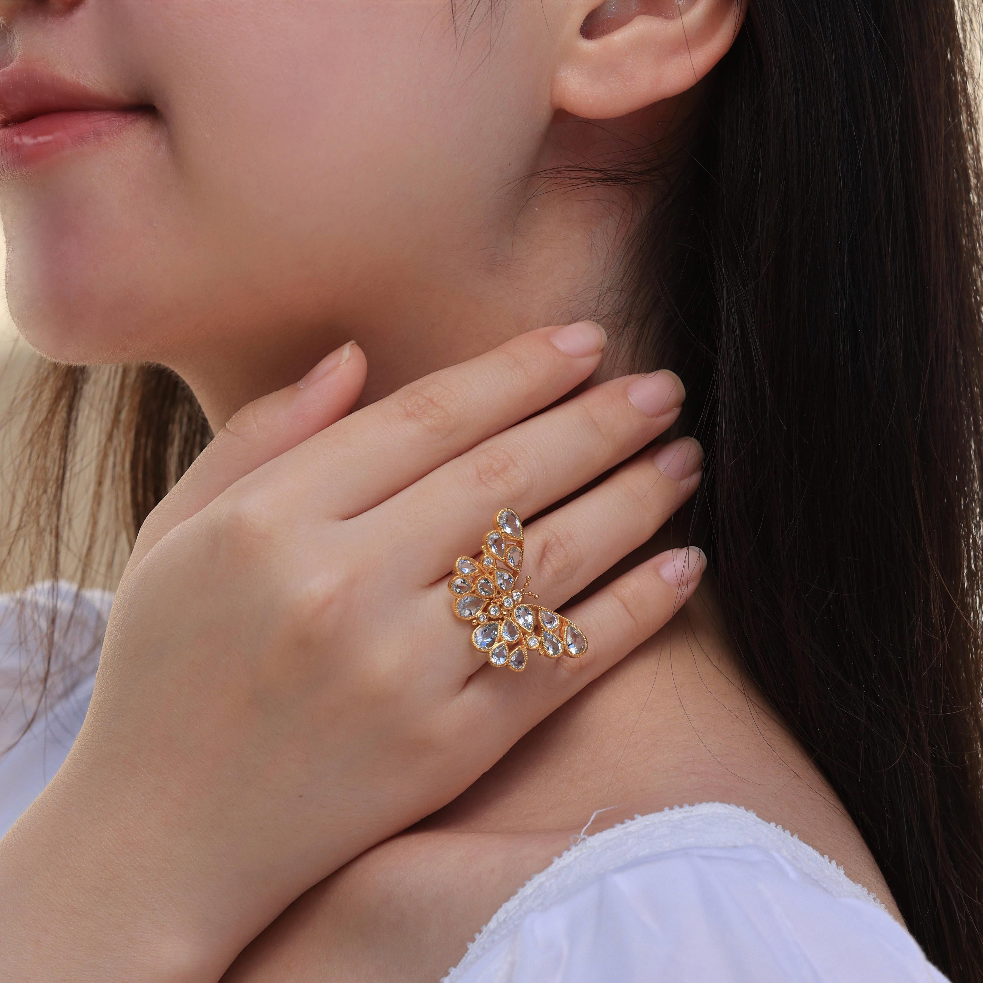 El Anillo de Cóctel de Diamantes Aguamarina Mariposa de Nina Zhou es una radiante celebración de la libertad, la belleza y la buena fortuna. Inspirado en la delicada gracia de una mariposa, este anillo captura la magia de las criaturas más