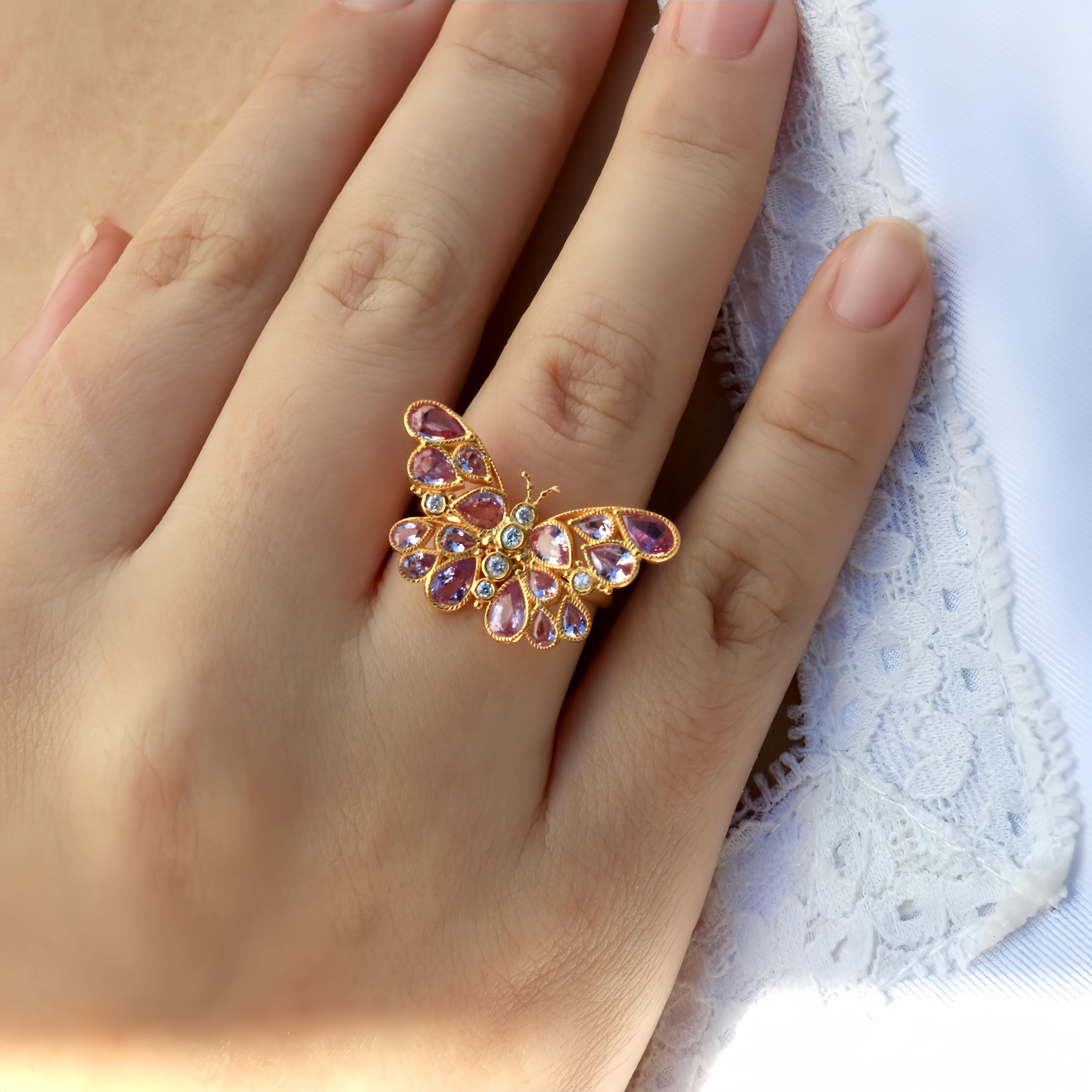 Te presentamos el Anillo de Cóctel Zafiro Rosa Diamante Mariposa de Nina Zhou, una asombrosa creación que da vida a la delicada elegancia de una mariposa en vuelo. Elaborado en oro amarillo, este anillo presenta vibrantes zafiros rosas que forman
