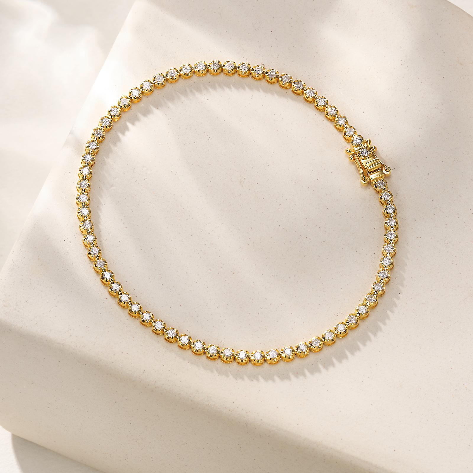 Ti presentiamo il nostro squisito bracciale tennis con diamanti naturali in oro giallo 18 carati: una vera e propria incarnazione del lusso e dell'eleganza. Realizzato con cura e precisione, questo splendido pezzo mette in mostra la bellezza senza