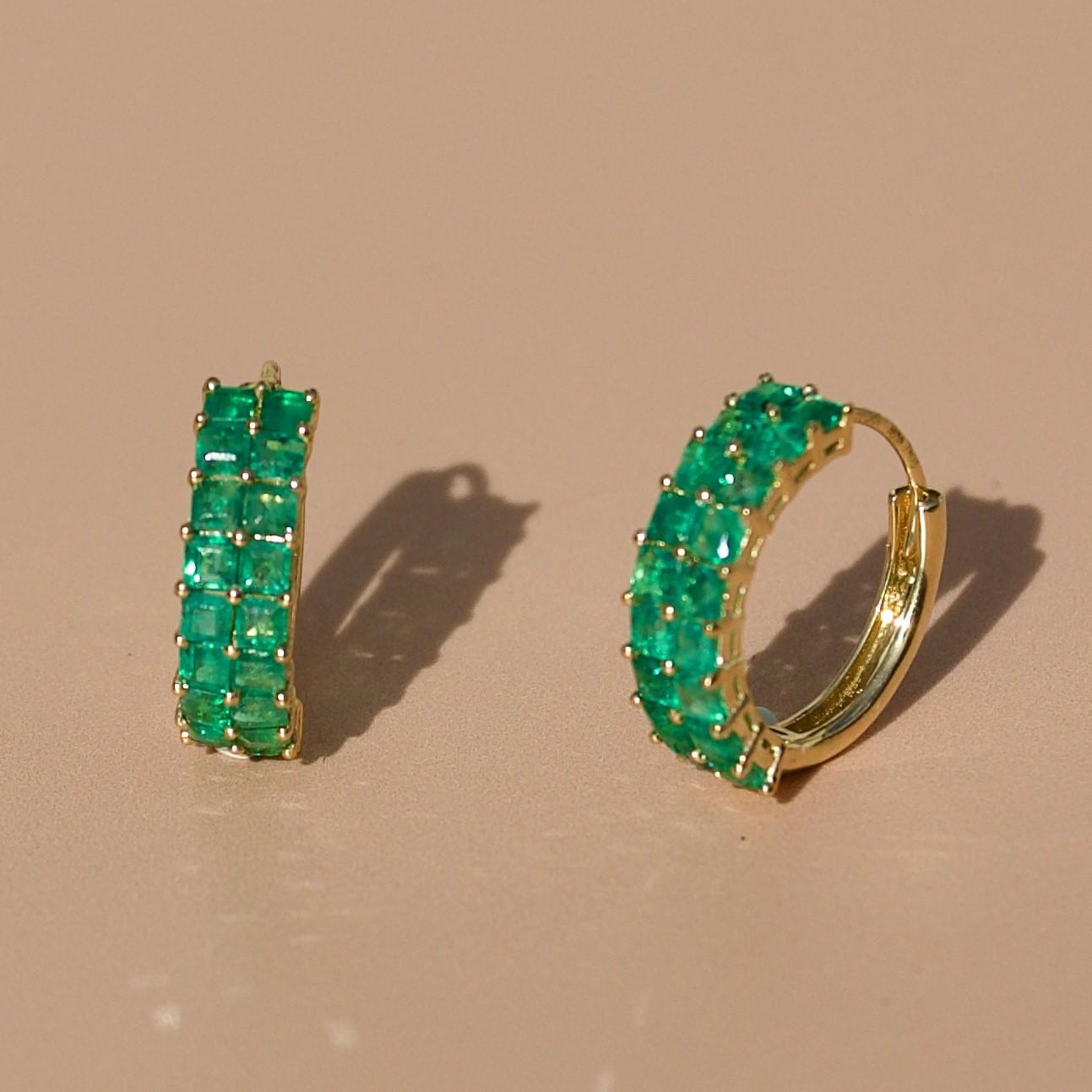 Entdecken Sie die Nina Zhou Emerald Hoop Earrings mit barocken Perlenverzierungen aus 18k Gelbgold. Diese Ohrringe vereinen den ruhigen Glanz von Perlen mit dem zeitlosen Funkeln von Smaragden in einem zarten, klassischen Reifendesign. Die
