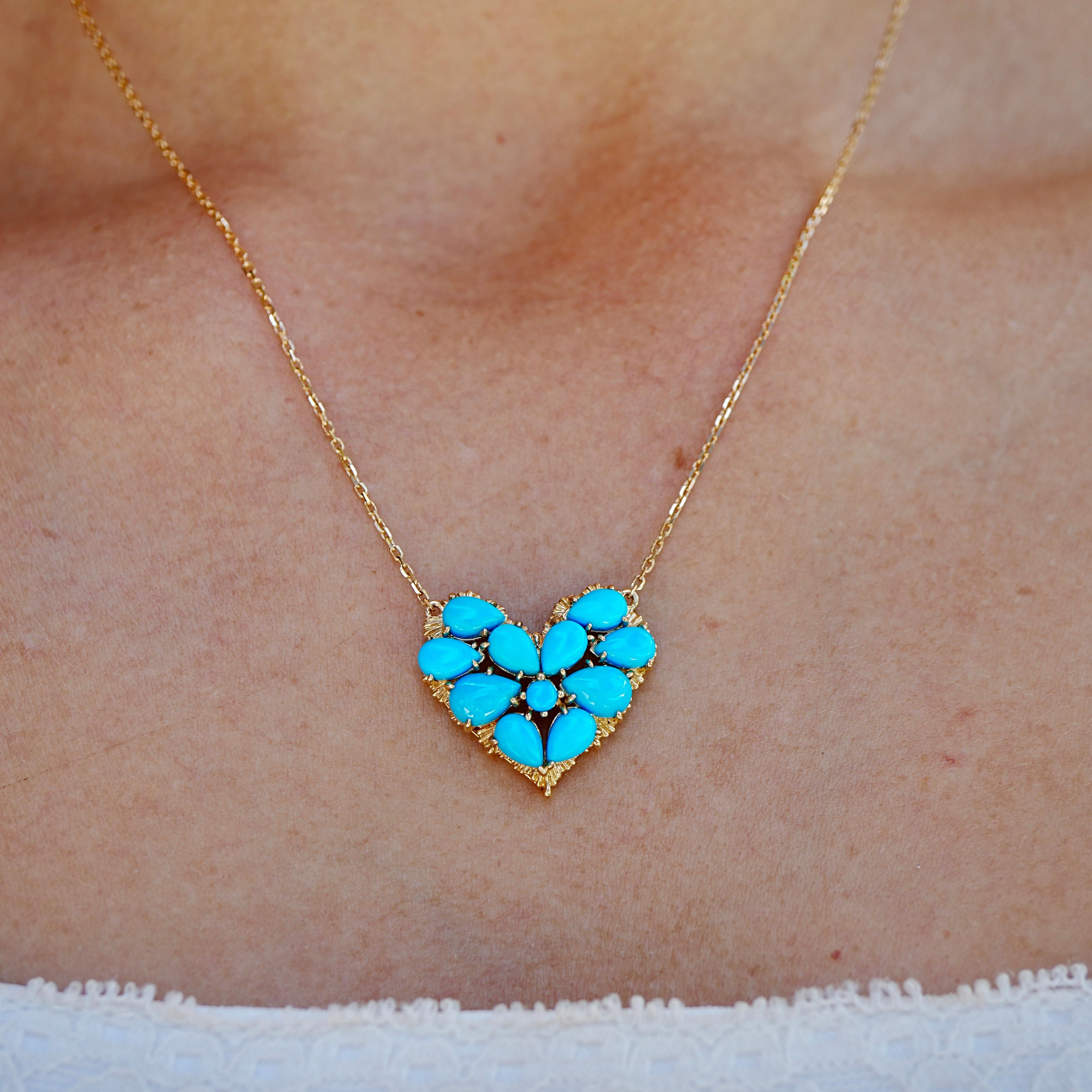 Elaborado en oro amarillo de 14 quilates, el Collar Colgante Corazón de Turquesa Fantasía Nina Zhou de 4,40 quilates es una declaración de color y devoción. Con un mosaico de turquesas naturales en talla pera y redonda, el colgante crea un audaz