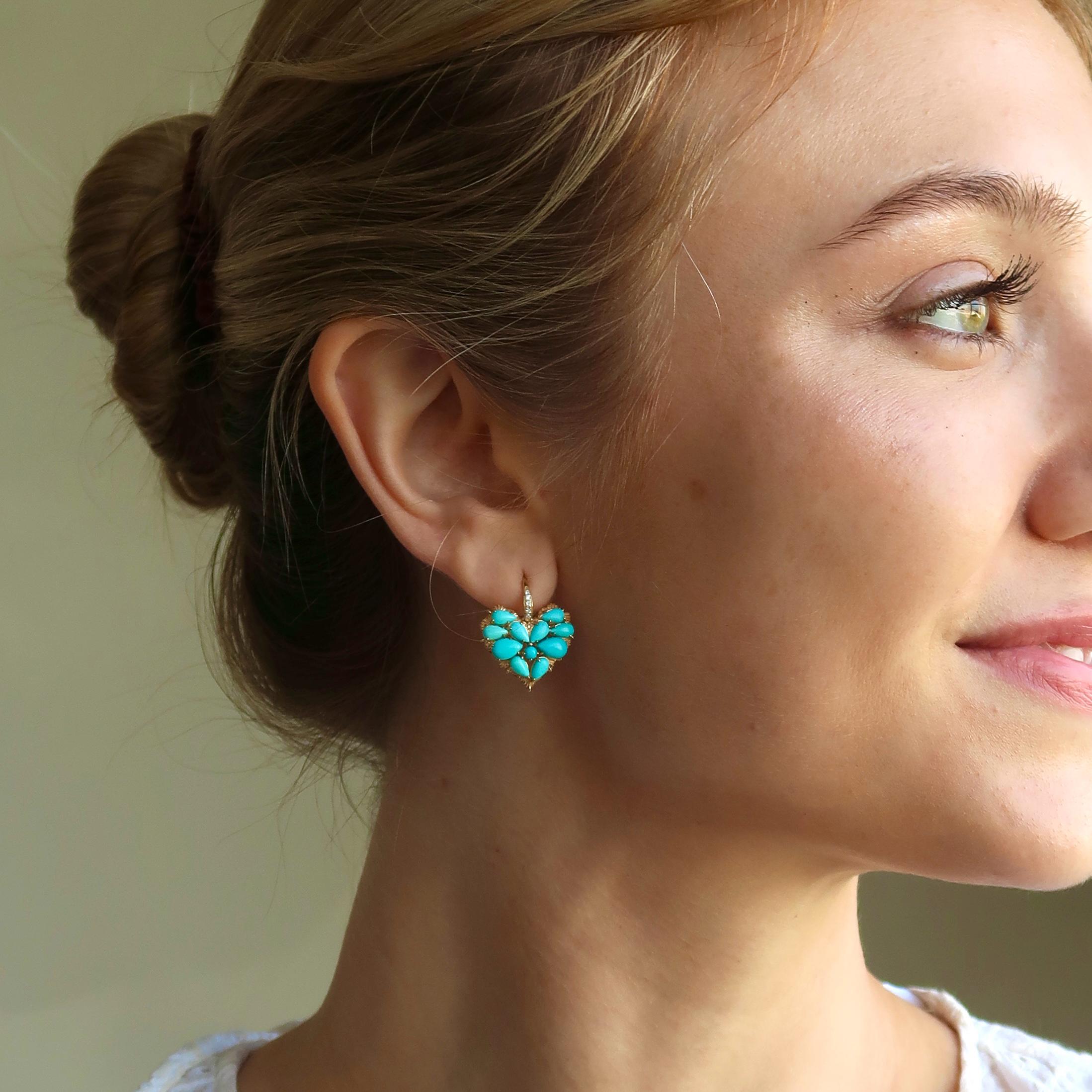 Entdecken Sie den skurrilen Charme der Fantasy 5.25ctw Heart Turquoise Diamond Earrings von Nina Zhou, eine strahlende Ode an romantische Symbolik und meisterhafte Handwerkskunst. Die in 14-karätigem Gelbgold gefassten Tropfen glänzen mit