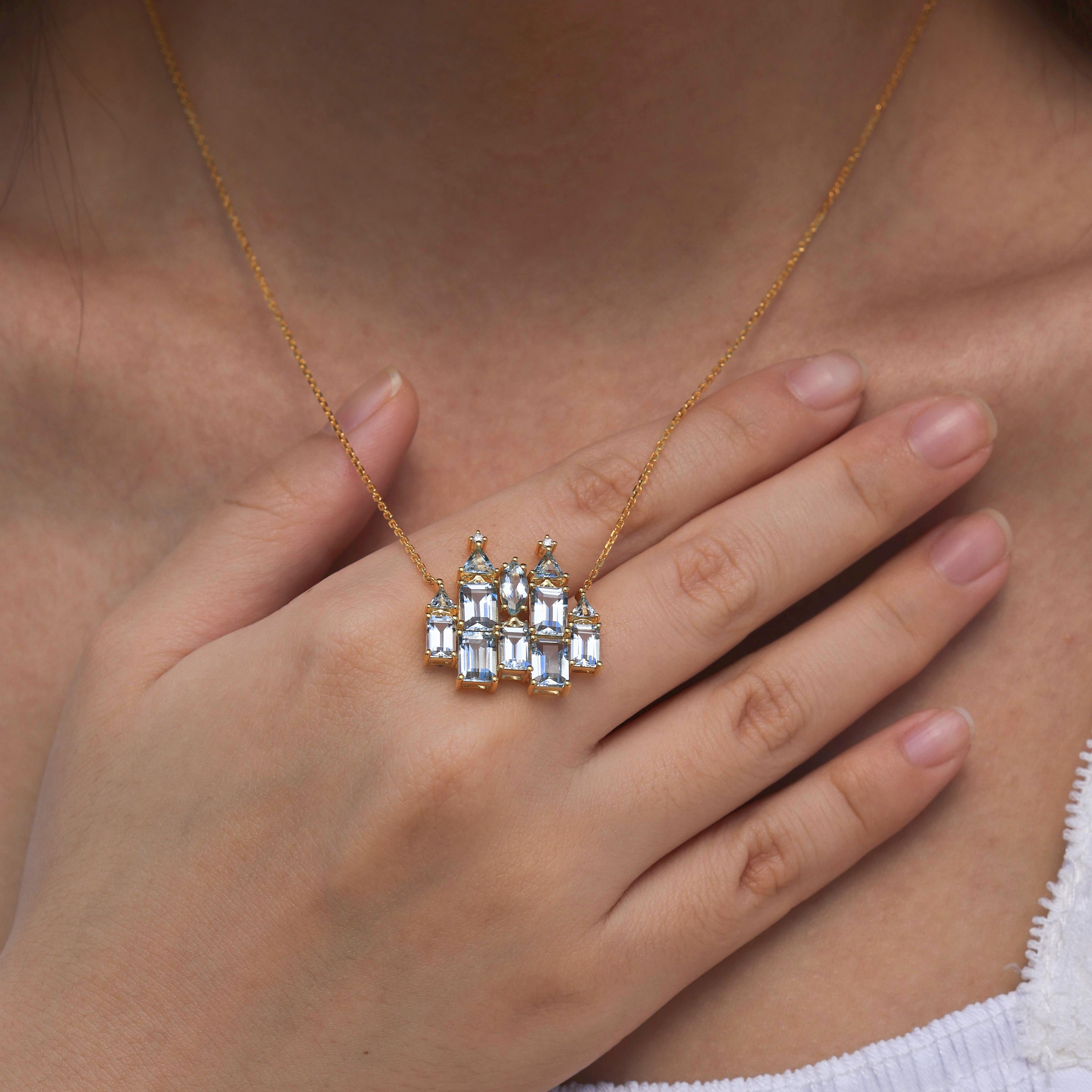 Donna Nina Zhou Collana con ciondolo a forma di castello di diamanti e acquamarina fantasy in vendita