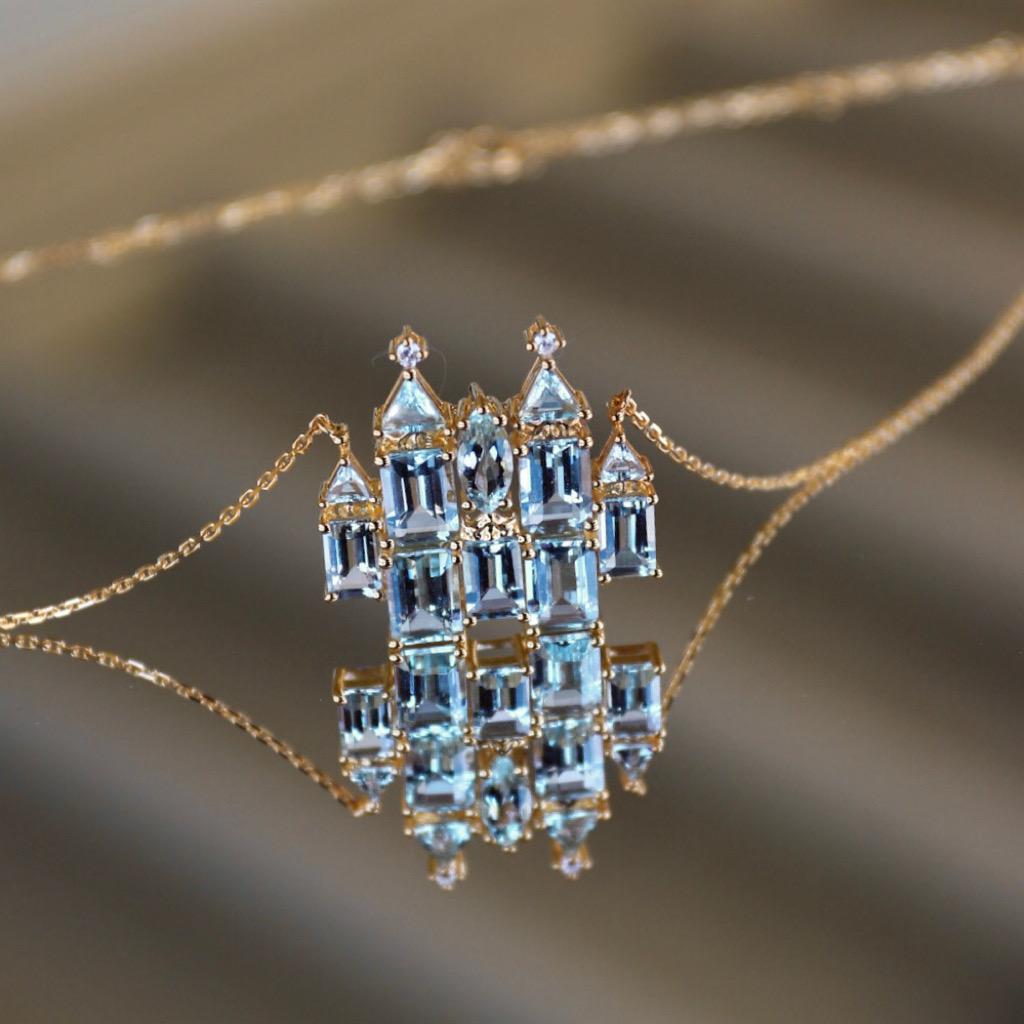 Nina Zhou Collana con ciondolo a forma di castello di diamanti e acquamarina fantasy in vendita 3