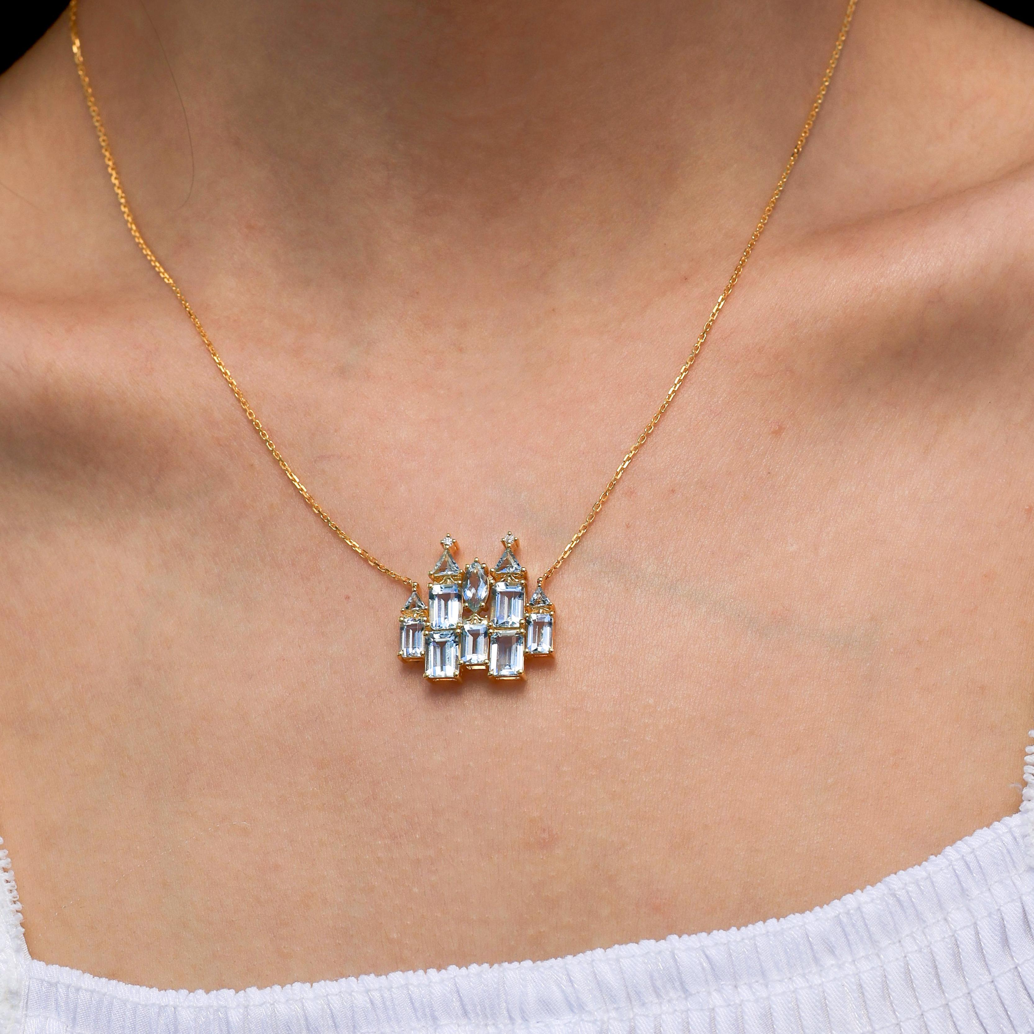 Adéntrate en un mundo encantado con el Colgante Castillo de Diamantes Aguamarina de Cuento de Hadas de Nina Zhou. Diseñado para parecerse a un castillo mágico, este impresionante colgante presenta una radiante combinación de piedras de aguamarina