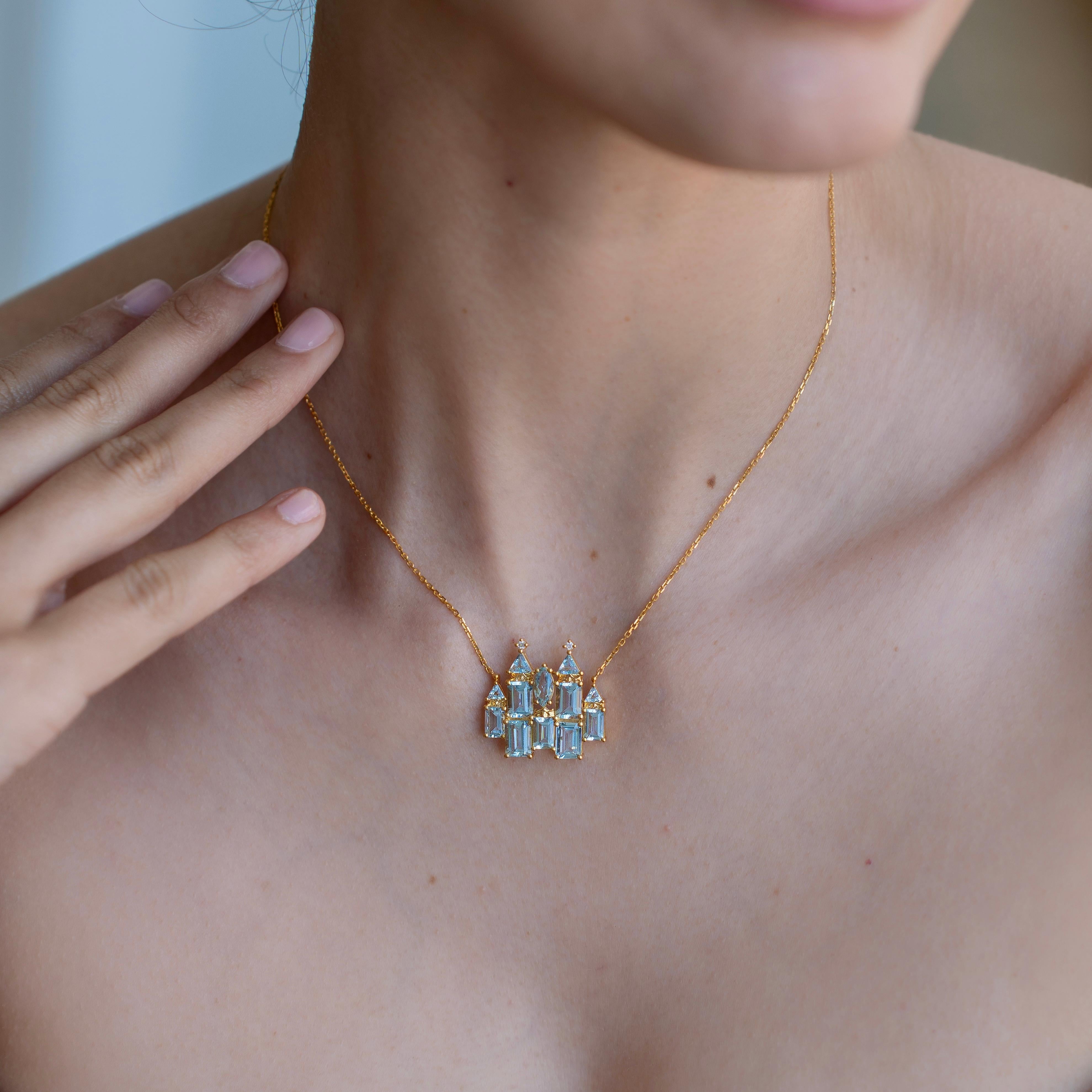 Taglio brillante Nina Zhou Collana con ciondolo a forma di castello di diamanti e acquamarina fantasy in vendita