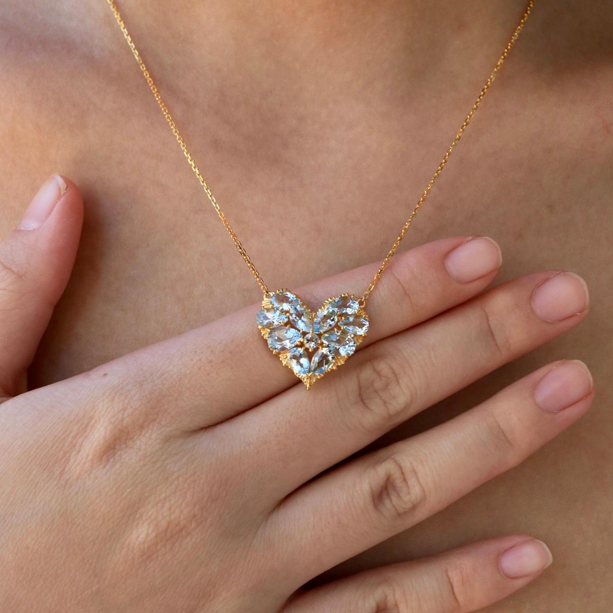 Entdecken Sie die Nina Zhou Fantasy Aquamarine Heart Pendant Necklace, ein atemberaubender Ausdruck von Eleganz und Emotion. Dieses exquisite Schmuckstück besteht aus einem Cluster aus Aquamarinen im Birnen- und Marquiseschliff, die sorgfältig zu