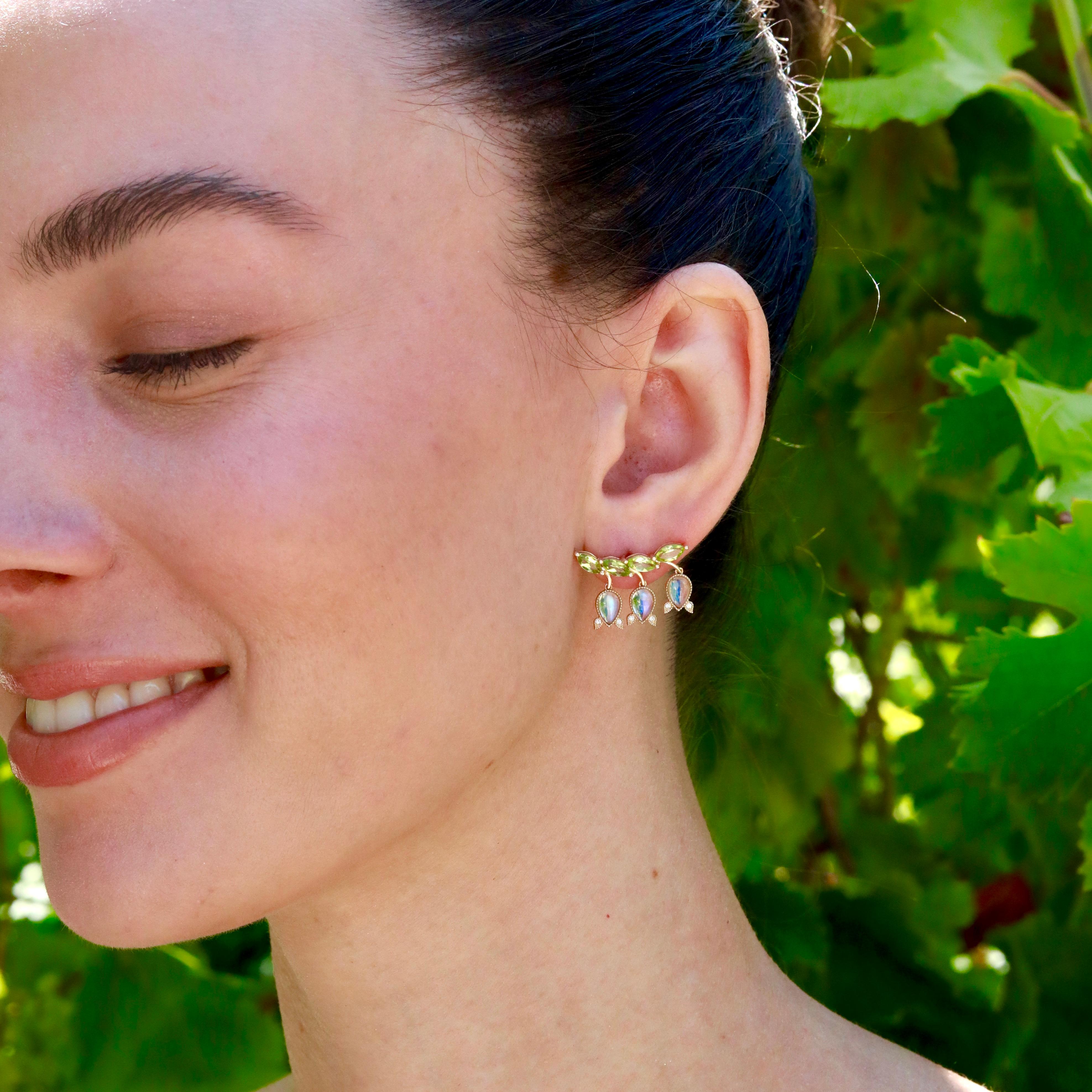Moderno Orecchini Nina Zhou Lily of the Valley con pietra di luna e peridoto da 3,26 carati e diamanti in vendita