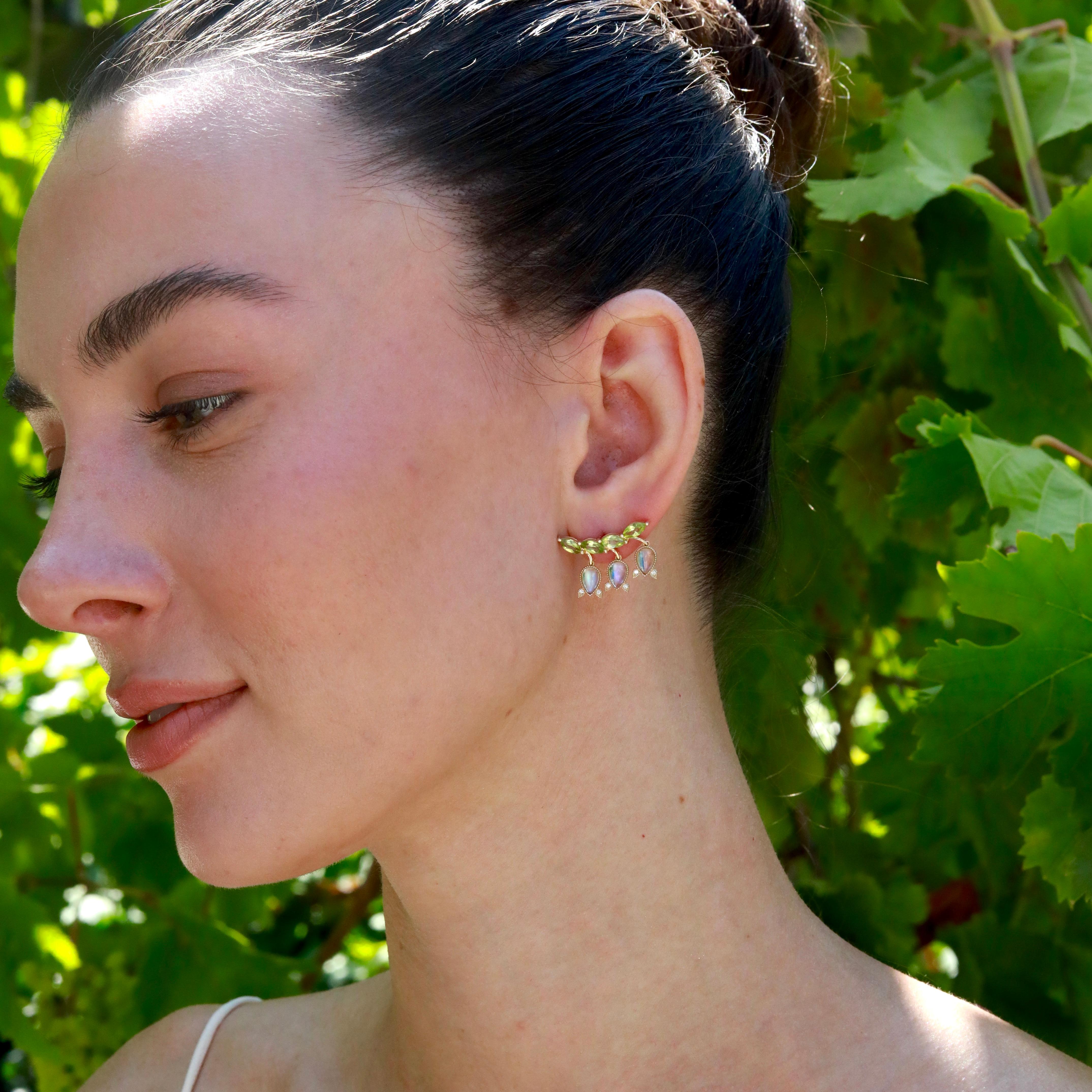 Donna Orecchini Nina Zhou Lily of the Valley con pietra di luna e peridoto da 3,26 carati e diamanti in vendita
