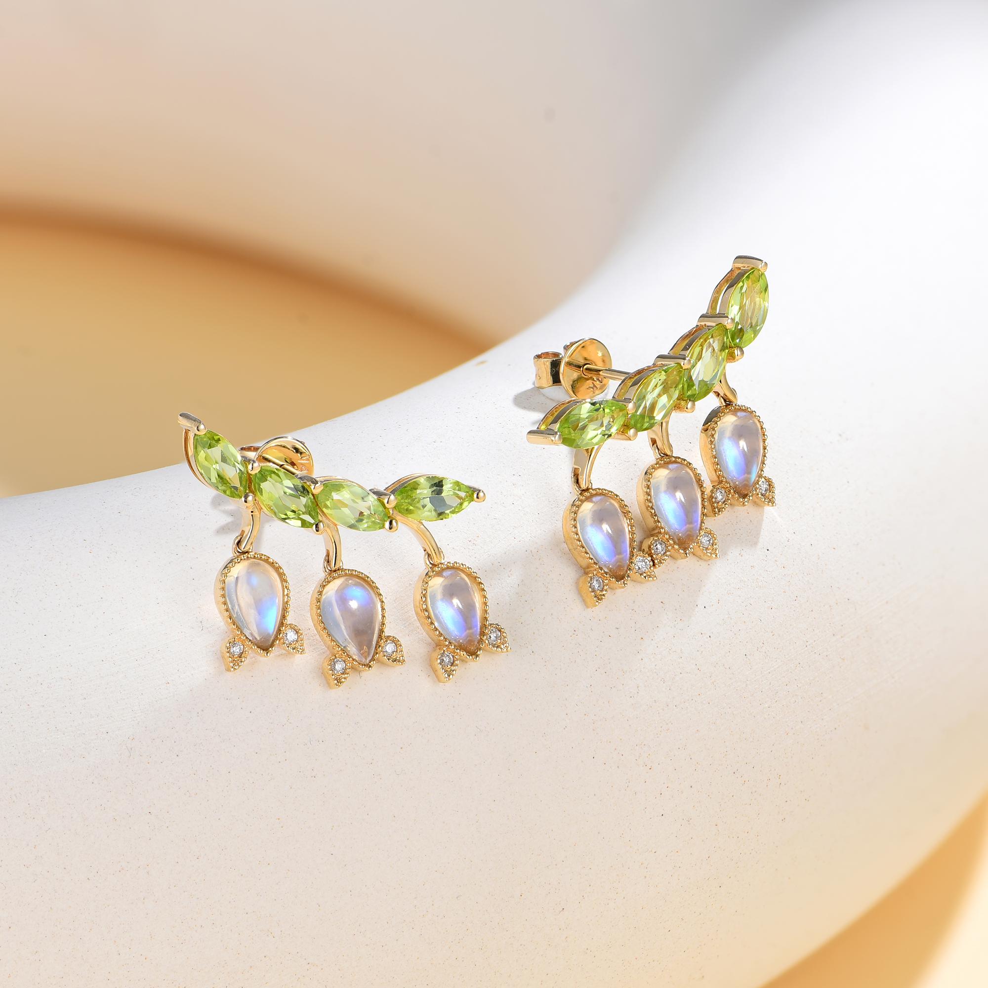 Orecchini Nina Zhou Lily of the Valley con pietra di luna e peridoto da 3,26 carati e diamanti in vendita 1