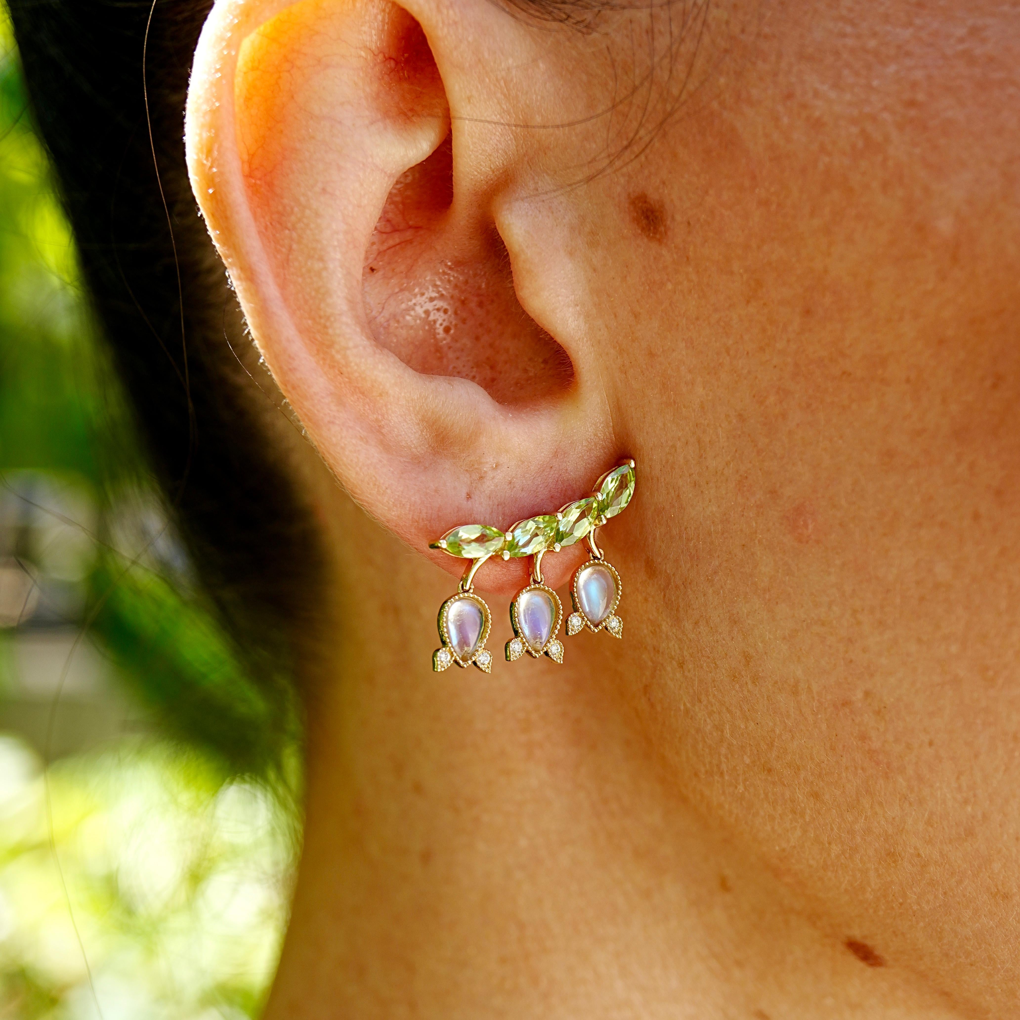 Orecchini Nina Zhou Lily of the Valley con pietra di luna e peridoto da 3,26 carati e diamanti in vendita 2