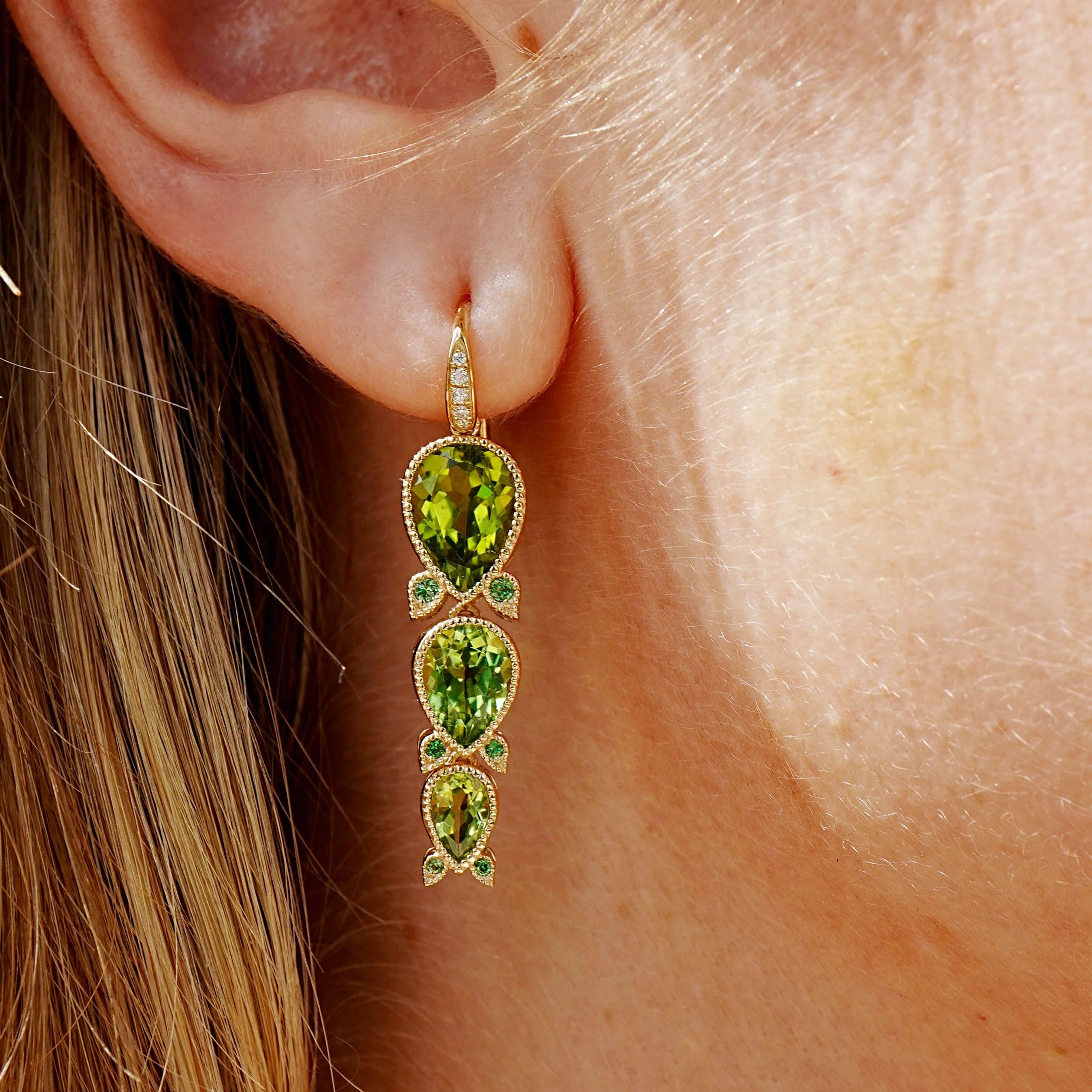 Inspirées par le rythme délicat des fleurs de muguet en éclosion, ces boucles d'oreilles en cascade de Nina Zhou traduisent l'élégance tranquille de la nature en couleurs et en mouvements audacieux. Des péridots d'un vert éclatant forment une ligne
