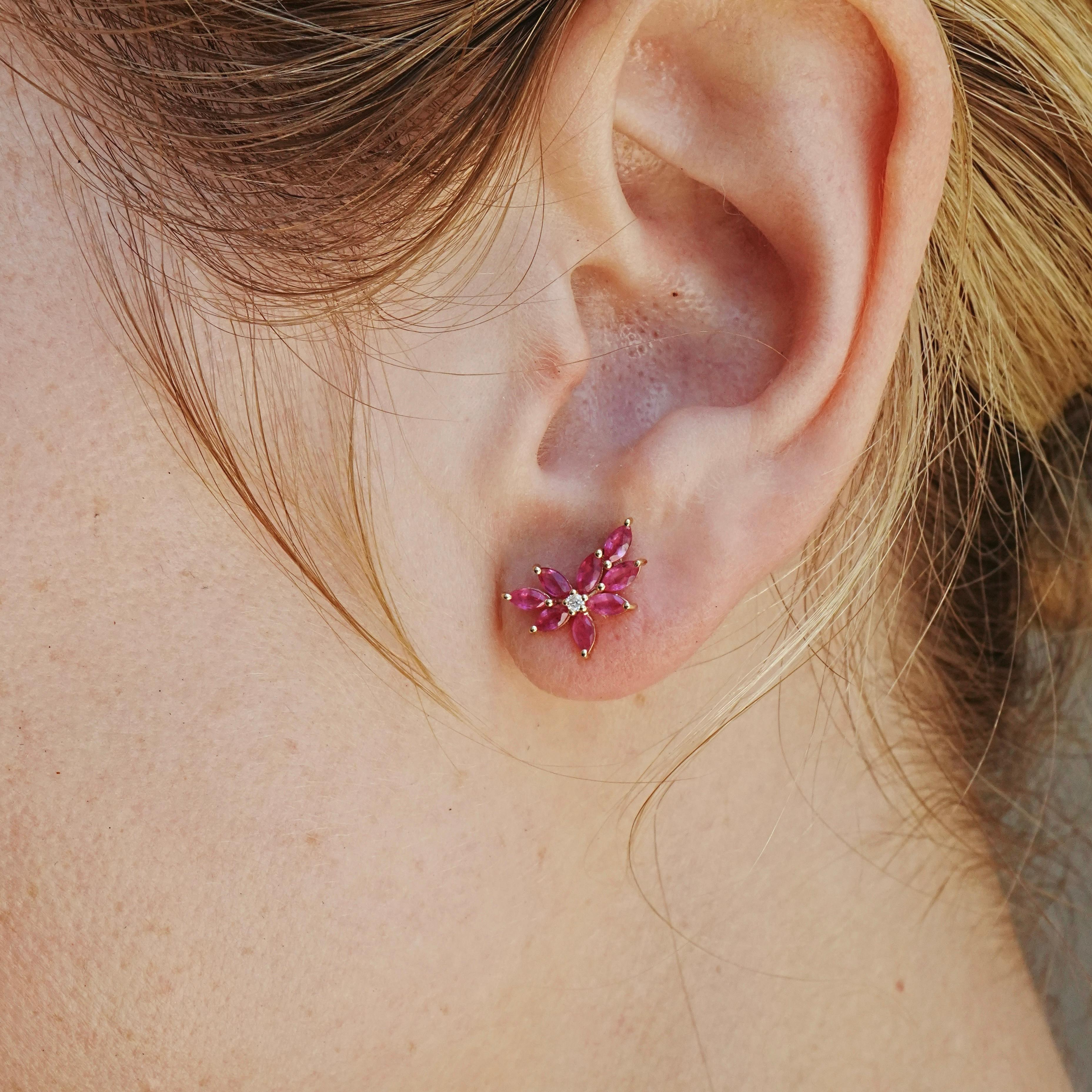 Célébration de l'énergie vive et du design raffiné, ces boucles d'oreilles Nina Zhou mettent en valeur une explosion de saphirs roses disposés dans une gracieuse composition florale. Chaque pierre taillée en marquise est placée avec précision pour