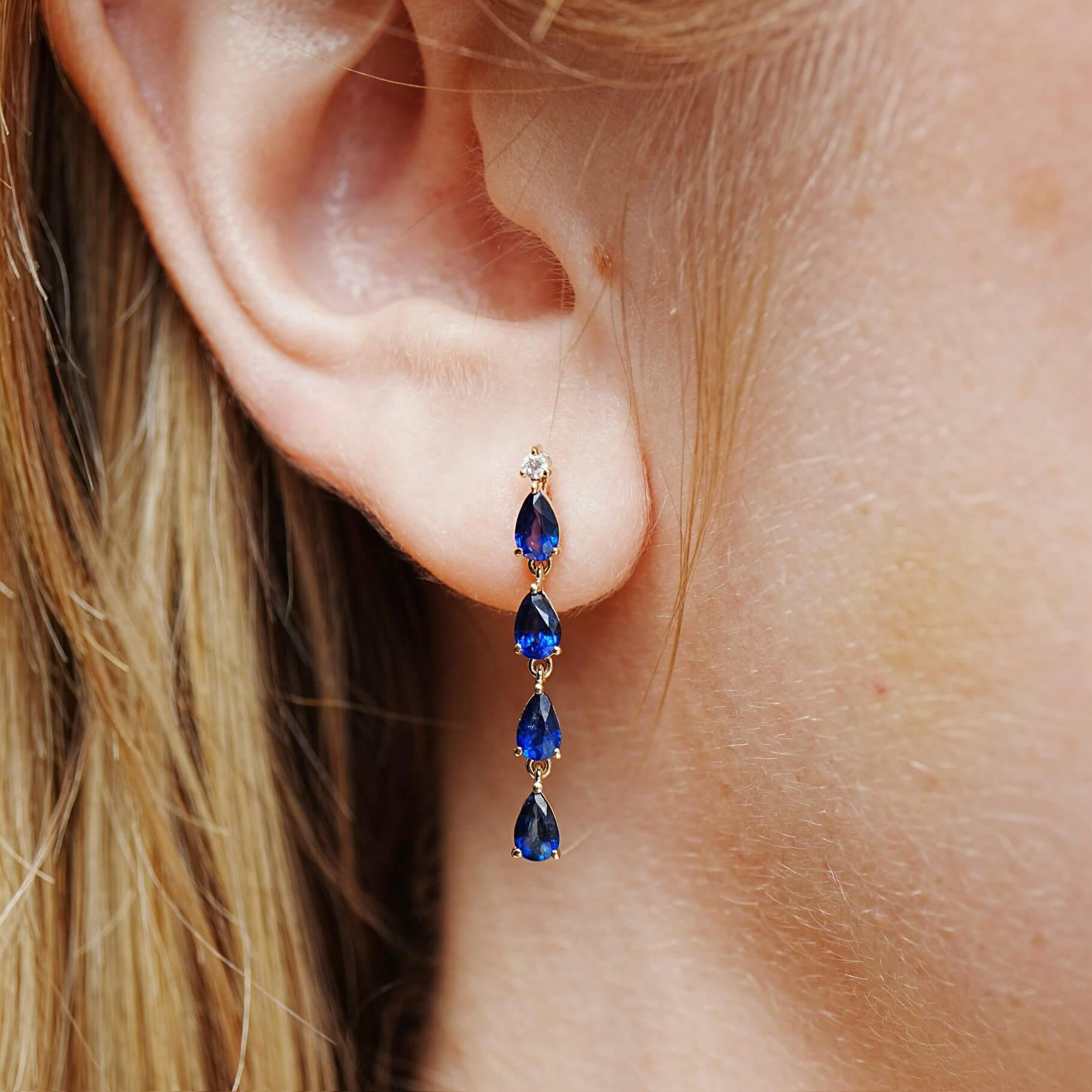 Die anmutigen und ruhigen Nina Zhou Rhythm Drop Earrings zeigen eine Kaskade aus natürlichen königsblauen Saphiren, die bei jeder Bewegung das Licht einfangen. Die elegante vertikale Form verlängert das Dekolleté, während der satte Blauton eine