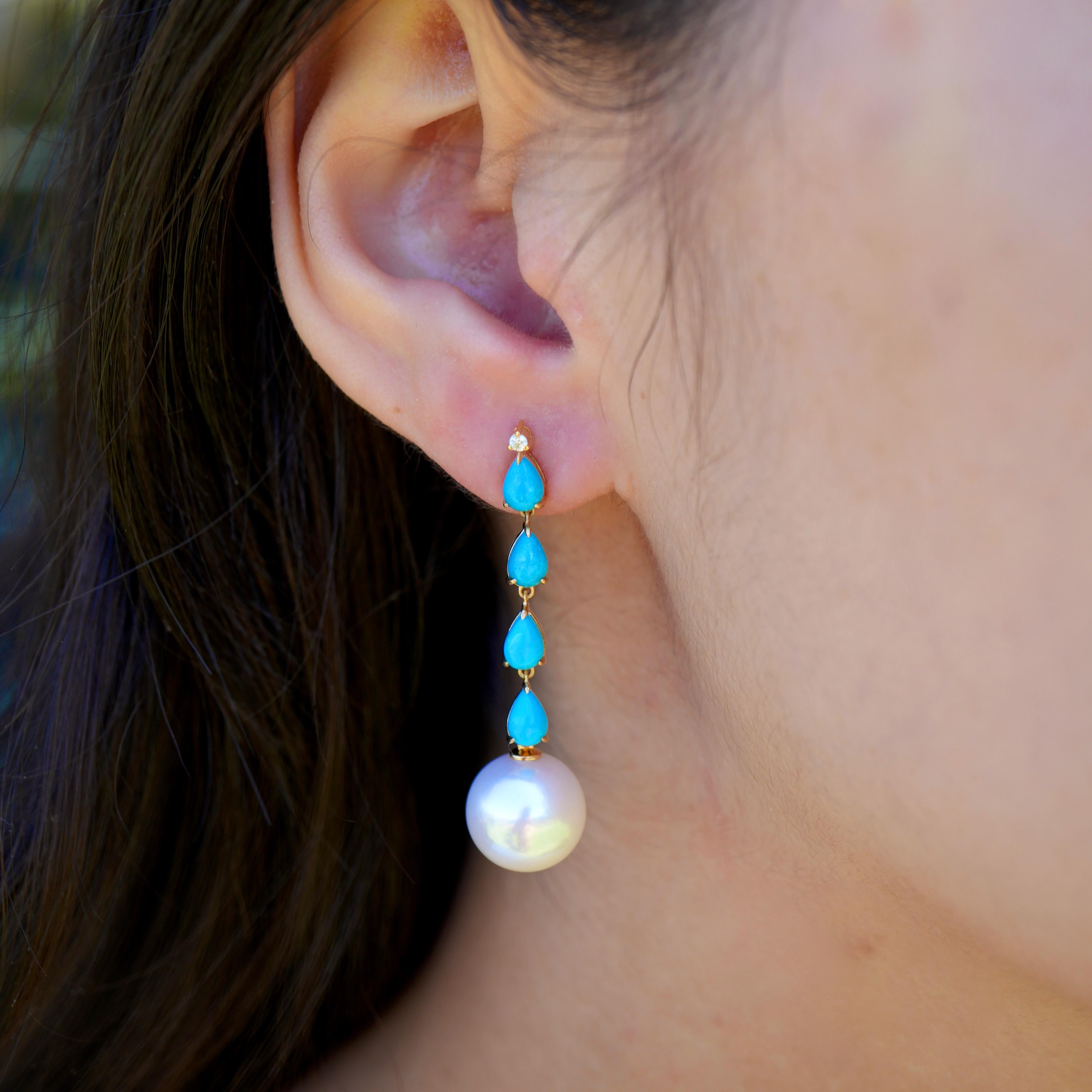 Ispirati al ritmo sereno della natura, gli orecchini Nina Zhou Rythm Turquoise Diamond and Pearl Drop presentano un'accoppiata poetica di vibranti perle turchesi e luminose perle coltivate. La dolce progressione di turchesi graduati, incastonati in